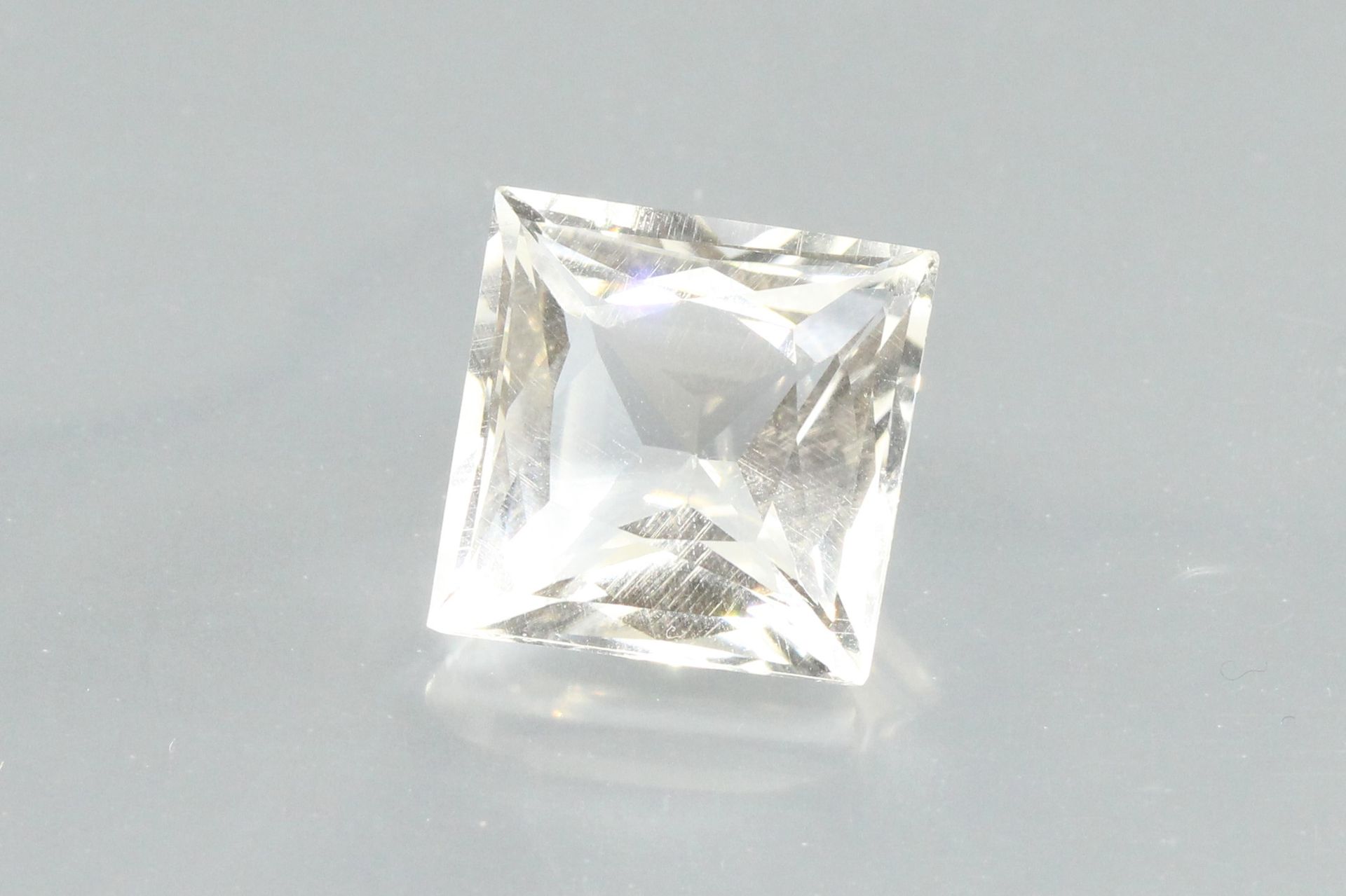 Null Crystal of rock princess on paper.

Weight : 13, 49 cts.