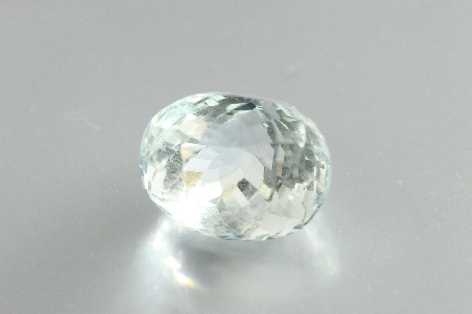 Null Oval aquamarine on paper.

Weight : 7, 84 cts.