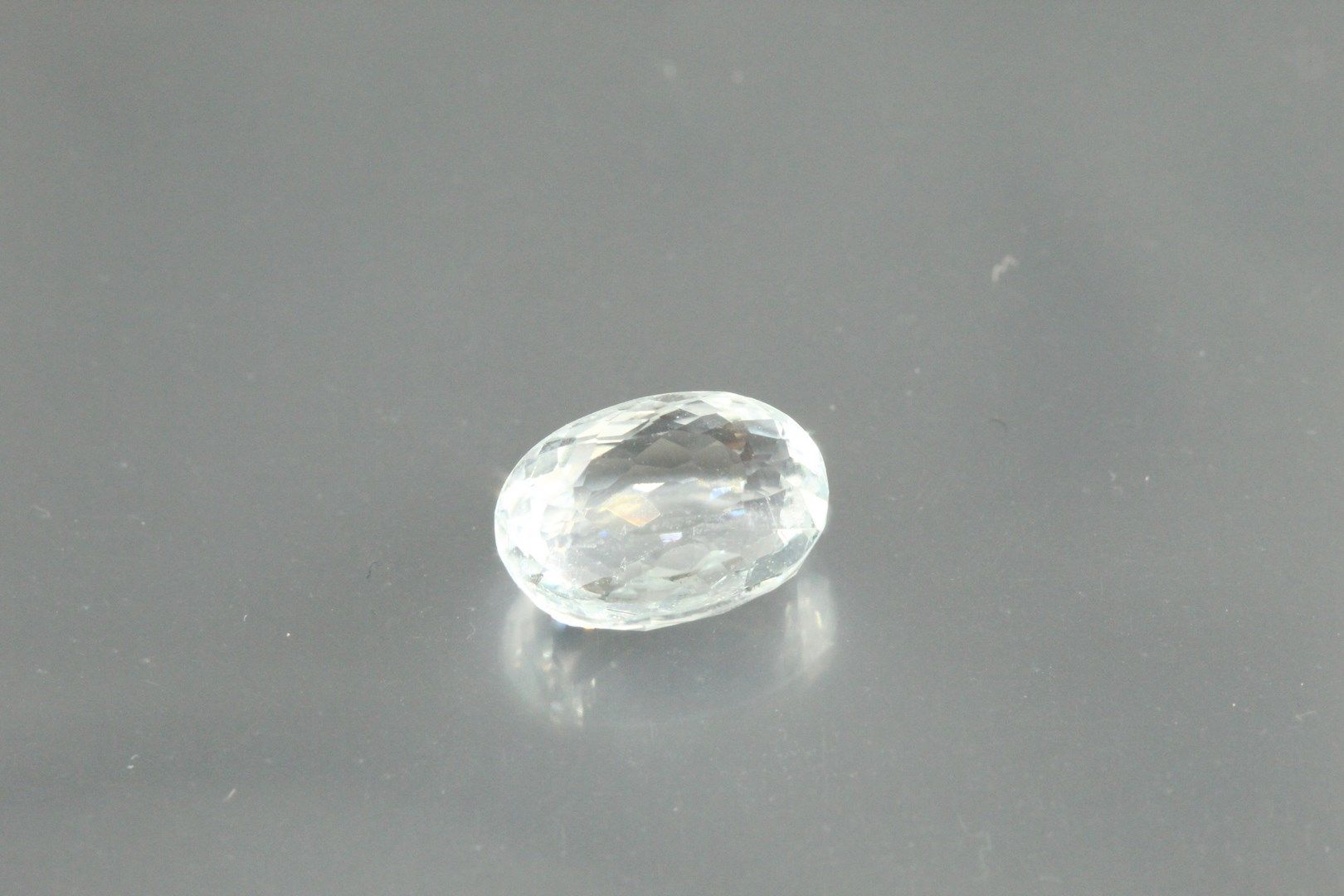Null Oval aquamarine on paper.

Weight : 2, 29 cts.