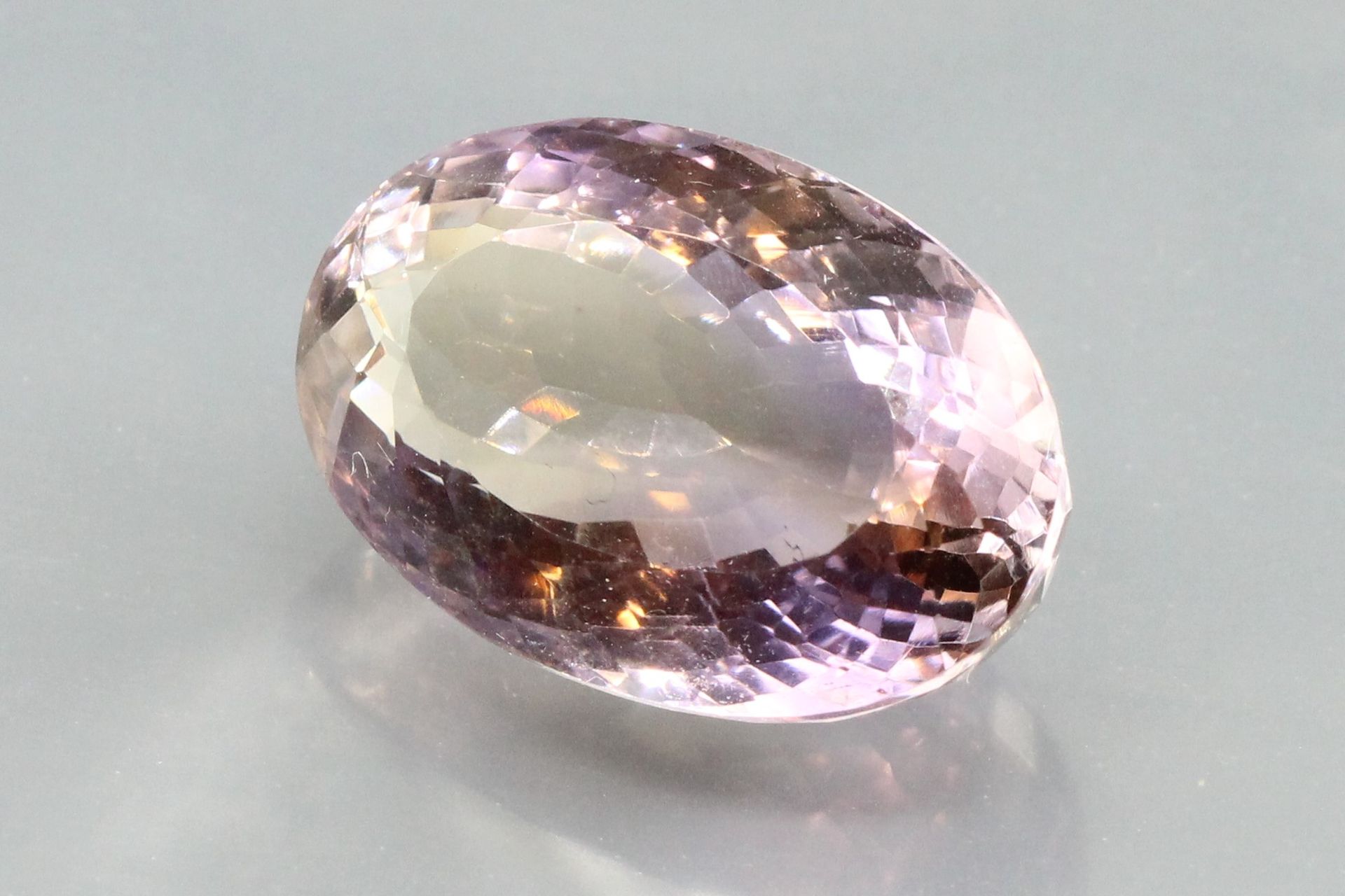 Null Oval ametrine on paper.

Weight : 29, 80 cts.