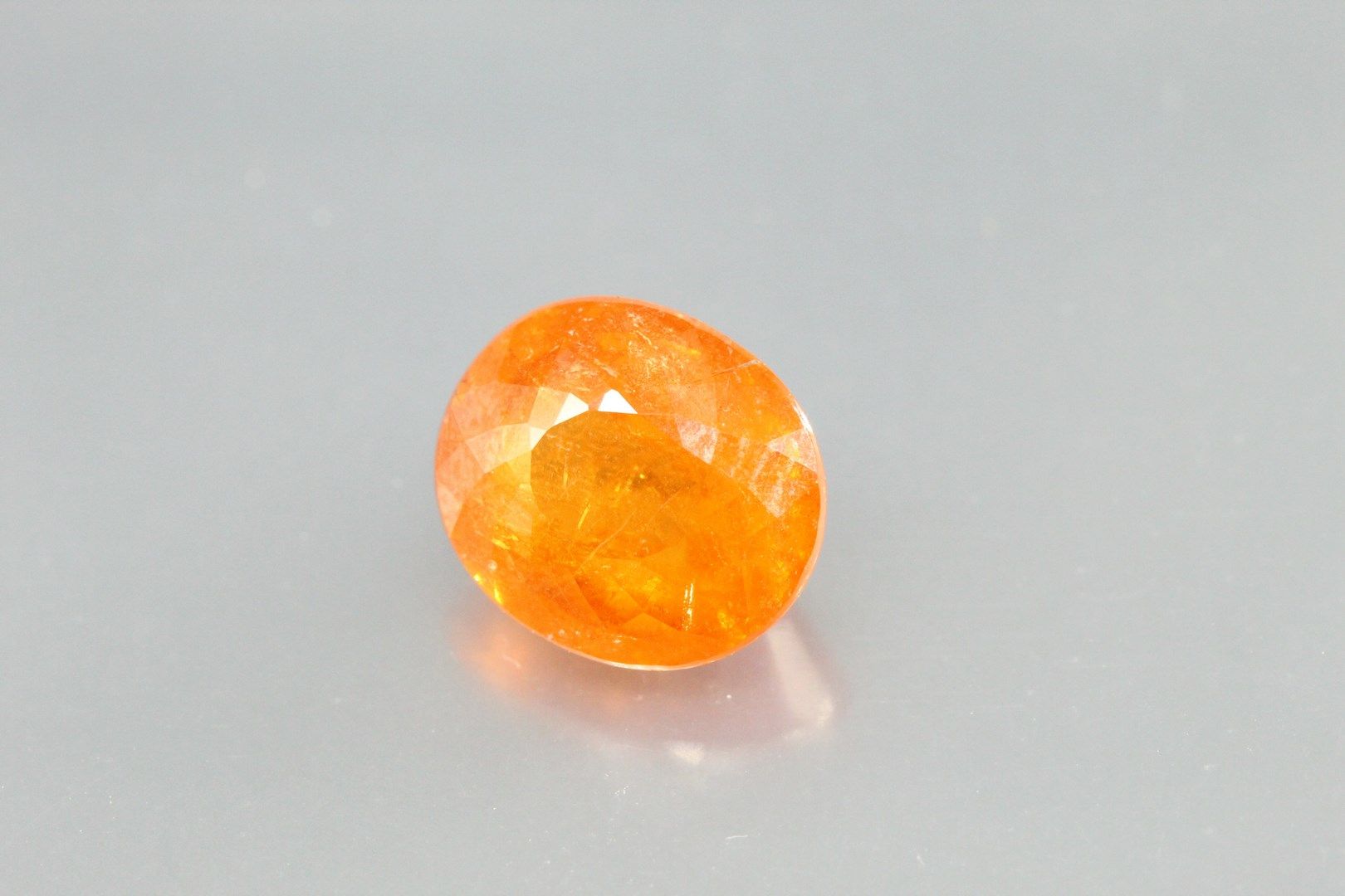 Null Ovaler orangefarbener Saphir auf Papier.

Gewicht: 4, 30 ct. 

Einschlüsse.