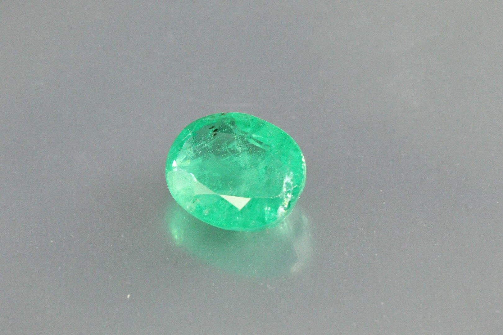 Null Smaragd (vivid green) oval auf Papier.

Begleitet von einem AIG-Zertifikat &hellip;