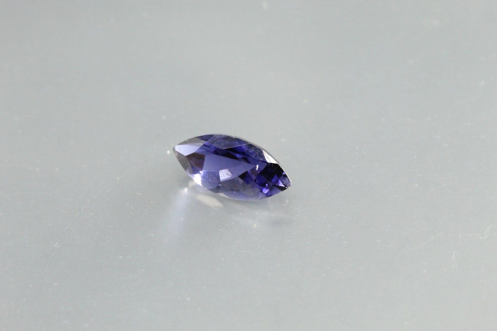 Null Iolite marquise on paper.

Weight : 1, 00 ct.