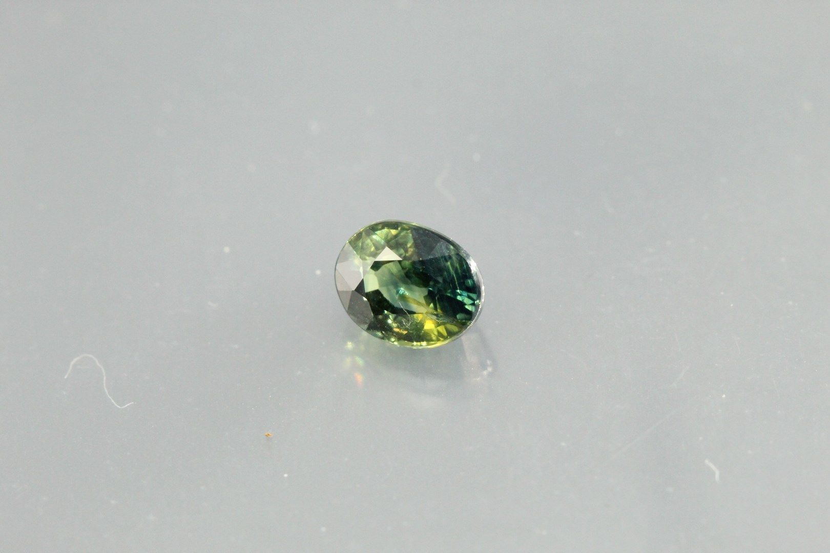 Null 绿色/蓝色的椭圆形蓝宝石，纸质。

未加热。

澳大利亚。

重量 : 0,92 ct.