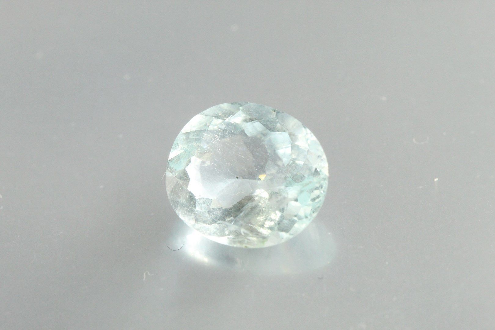 Null Oval aquamarine on paper. 

Weight : 2, 86 cts. 

Plan of detachment.