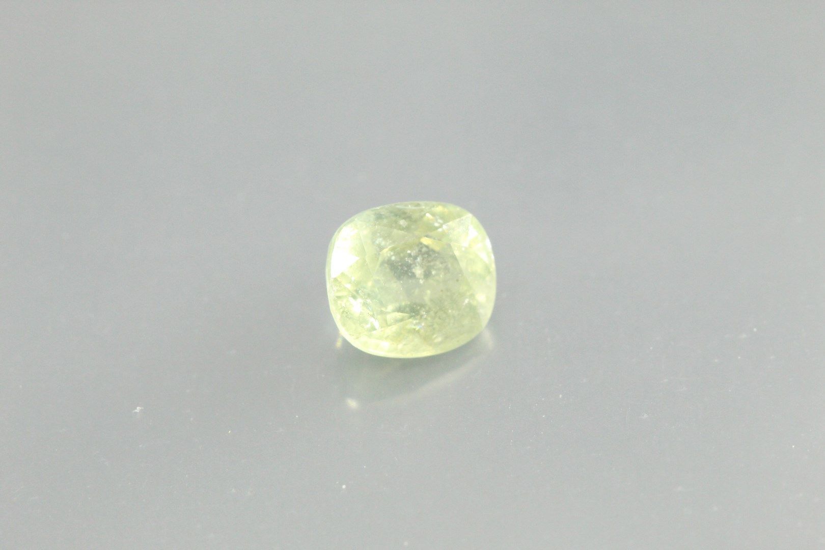 Null Green sapphire cushion on paper.

Weight : 1, 54 cts.