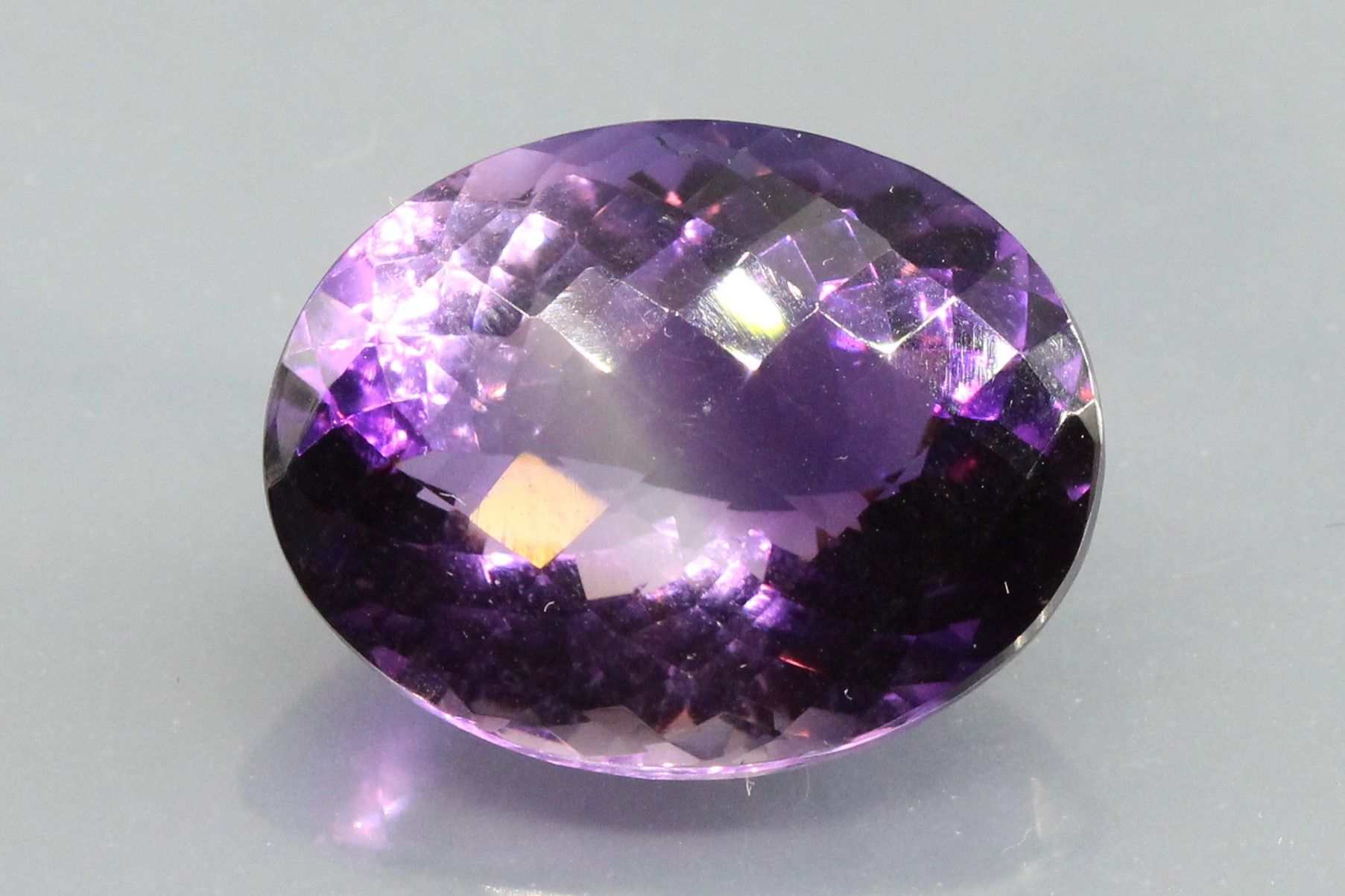 Null Facettierter Amethyst auf Papier.

Gewicht: 24, 24 ct.