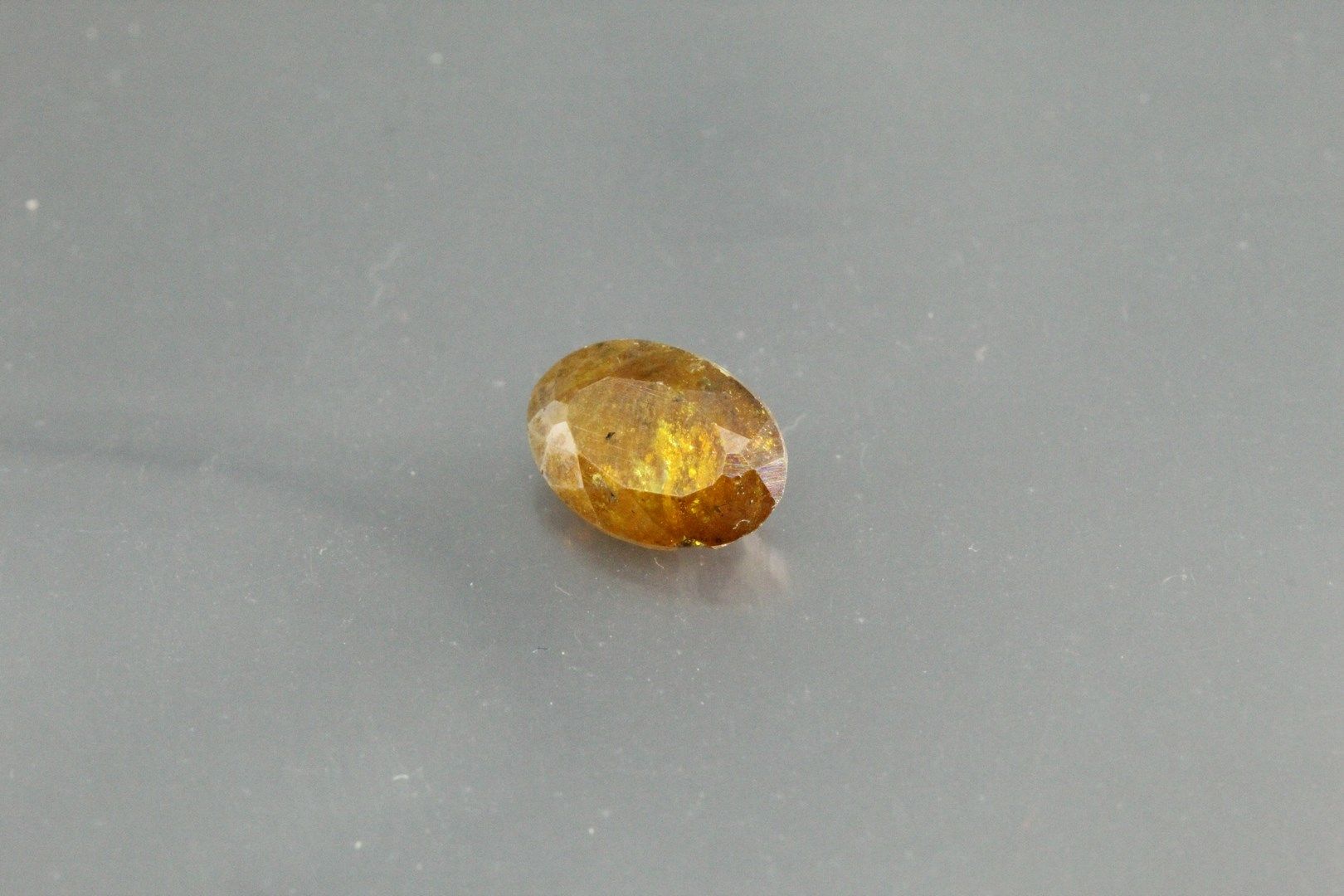 Null Ovaler Sphalerit auf Papier.

Gewicht: 1, 48 ct.

Kratzer und Ablöseflächen&hellip;