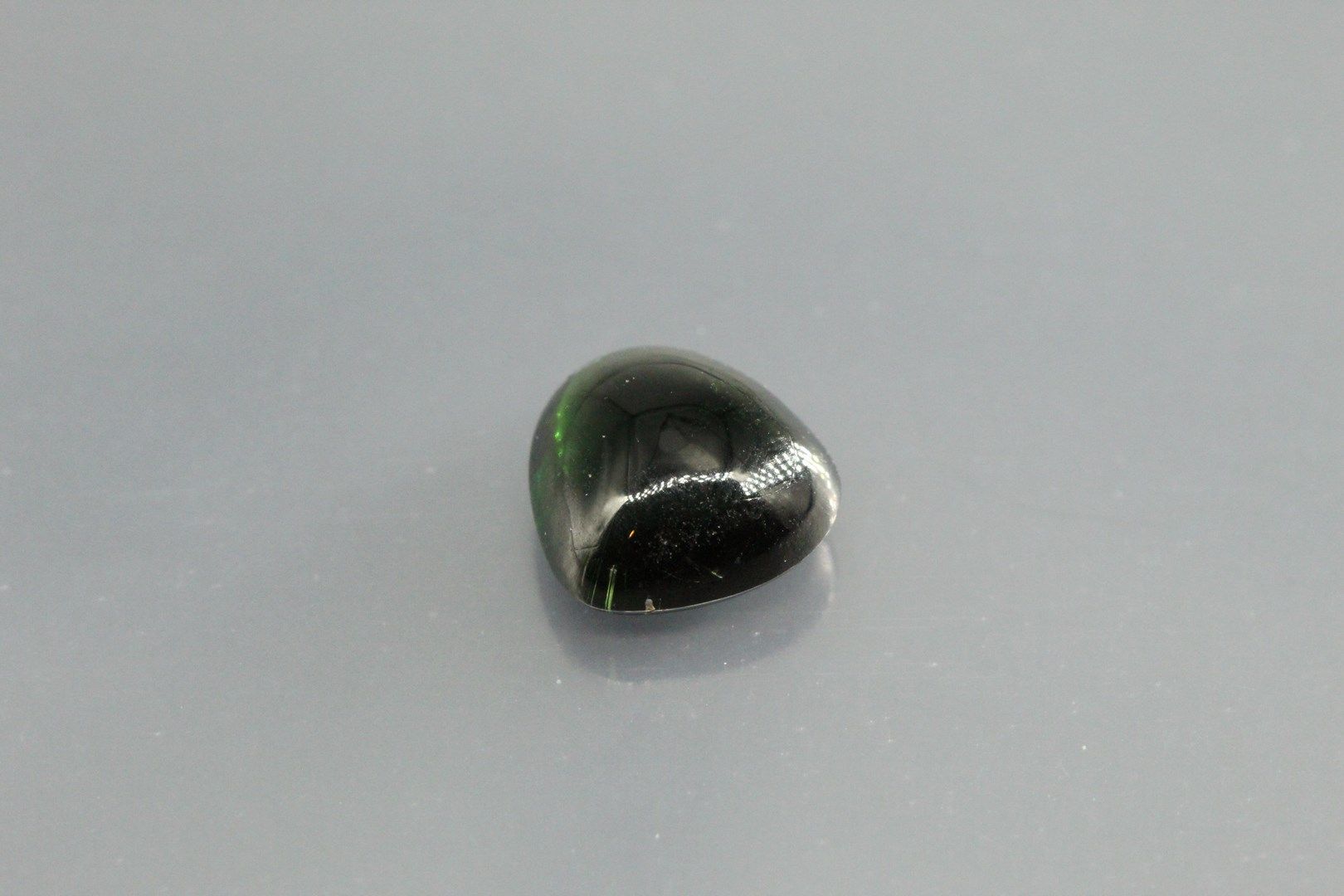 Null Green tourmaline pear on paper.

Weight : 1, 66 cts. 

Planes of detachment&hellip;