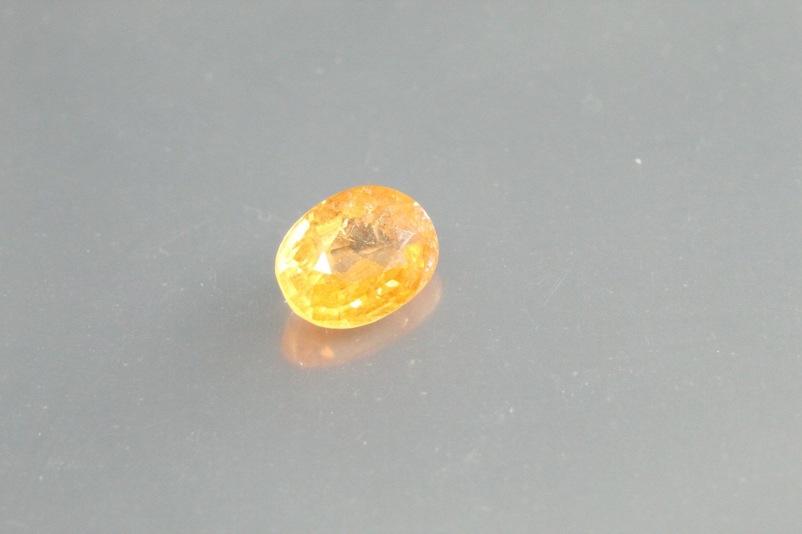 Null Granato arancione - Spessartite ovale su carta.

Nigeria.

Peso: 1,95 carat&hellip;