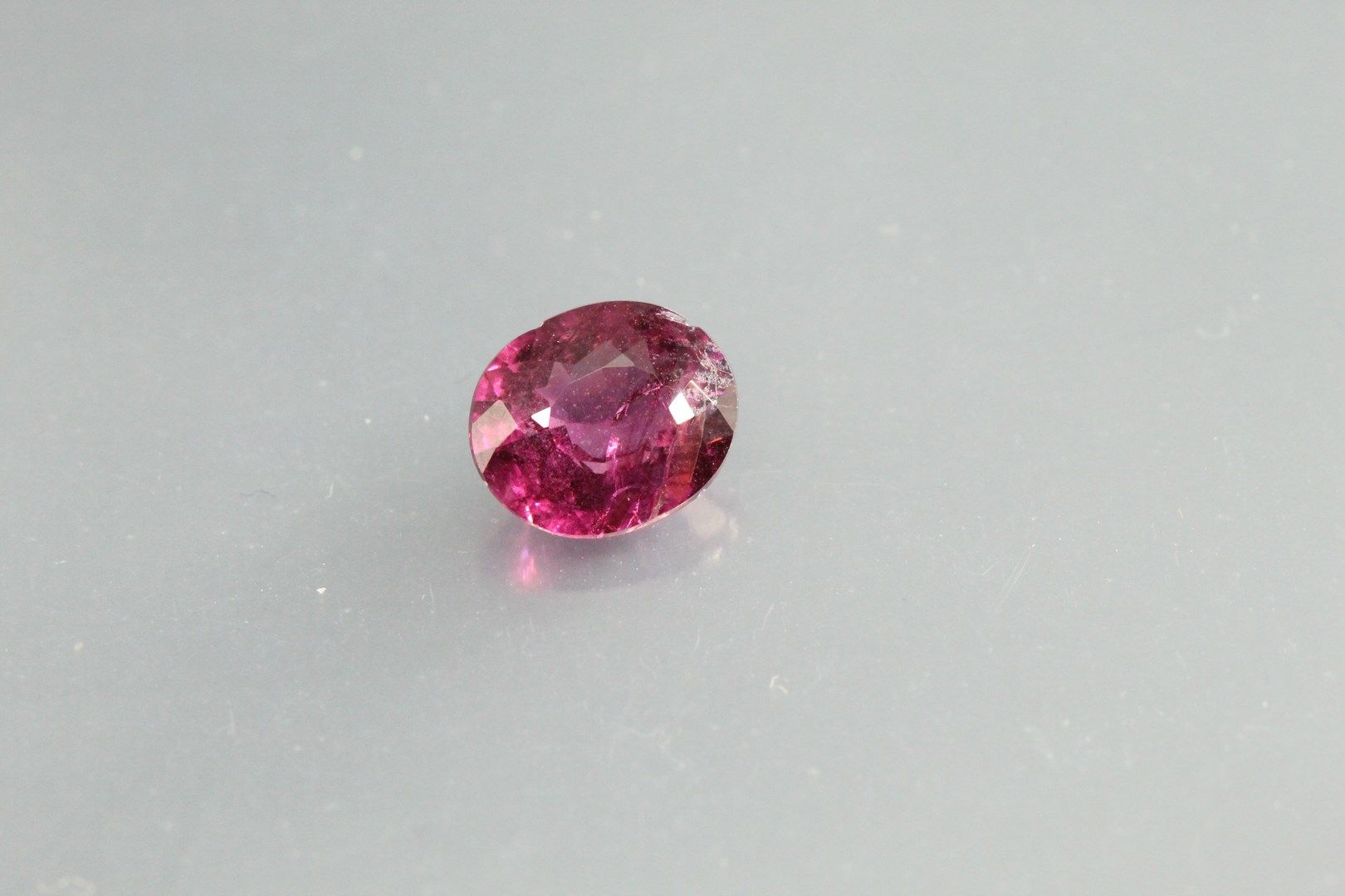 Null Pink garnet "purplish-pinik" - Oval rhodolite on paper.

马达加斯加。

重量 : 1,76 &hellip;