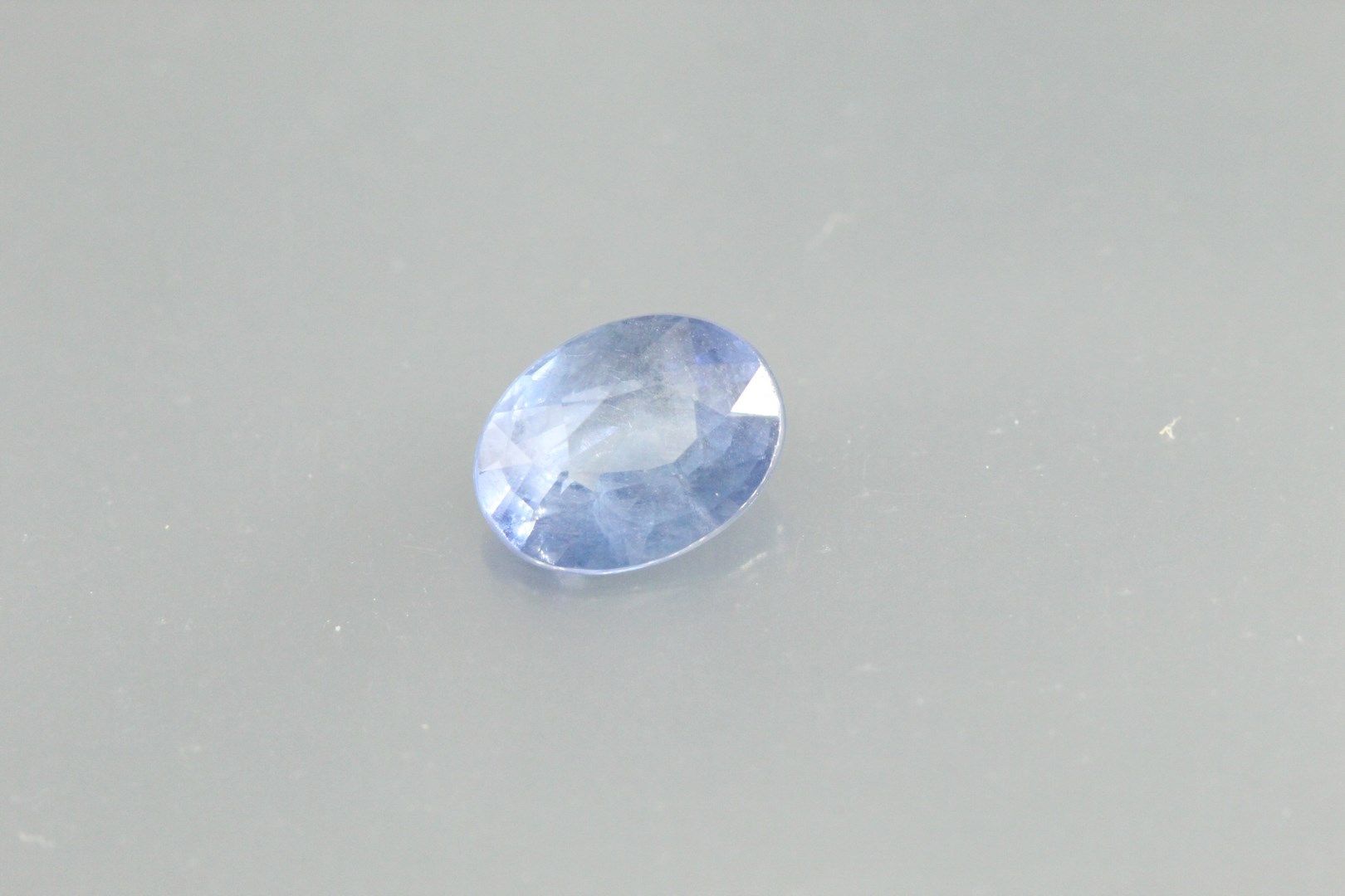 Null Oval blue sapphire on paper.

Weight : 1, 33 cts.