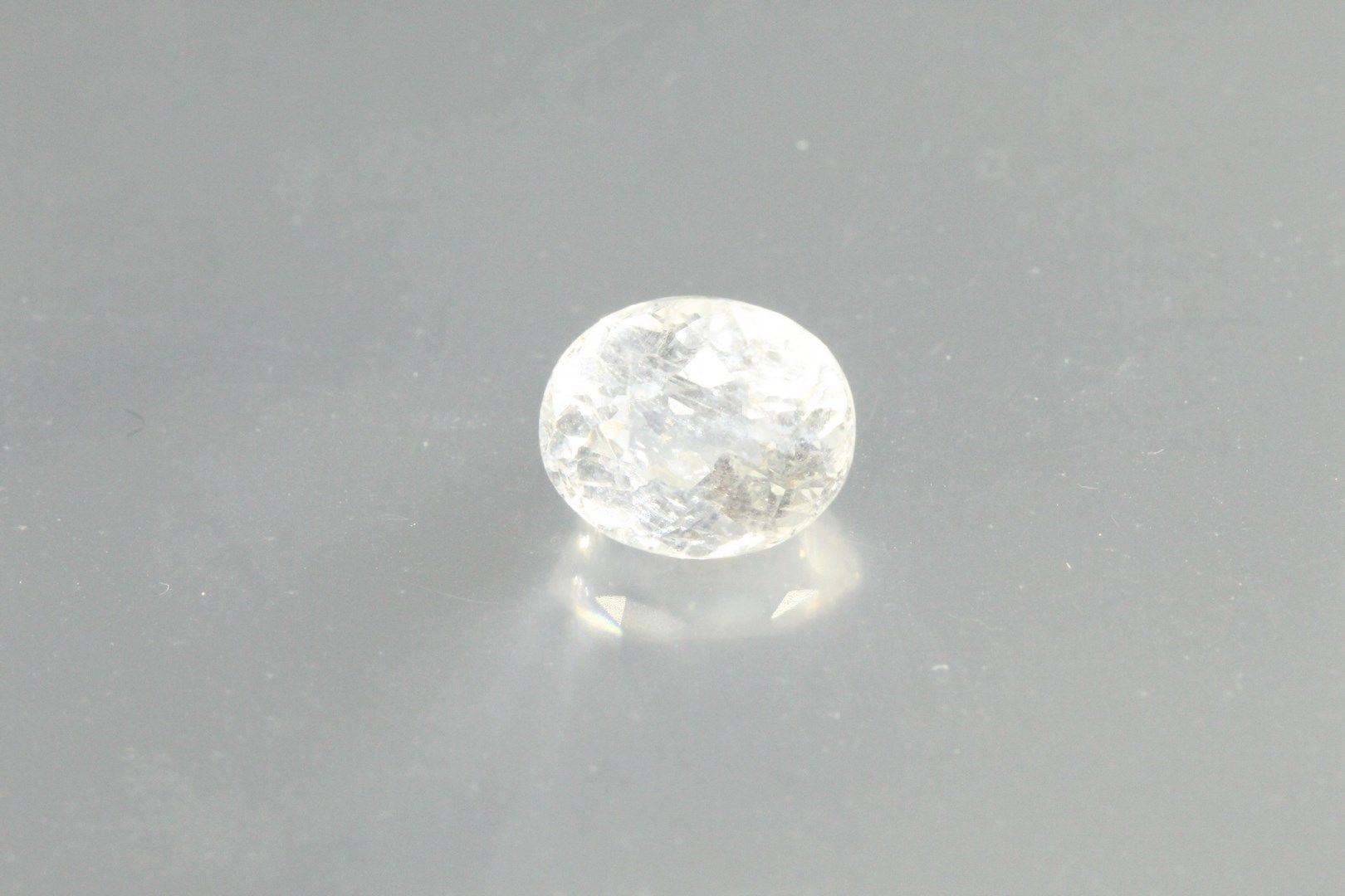 Null Weißer ovaler Apatit auf Papier.

Afrika. 

Gewicht: 2, 74 ct.