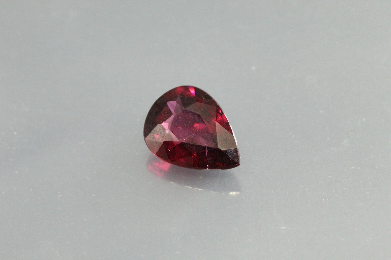 Null Red pear garnet on paper.

Weight : 2, 95 cts.