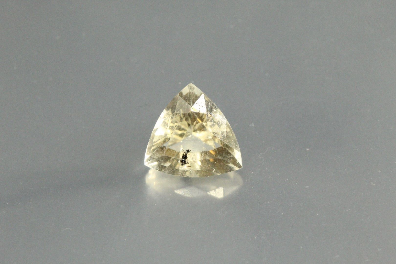Null Yellow trillion scapolite on paper.

Africa.

Weight : 2, 40 cts. 

Inclusi&hellip;