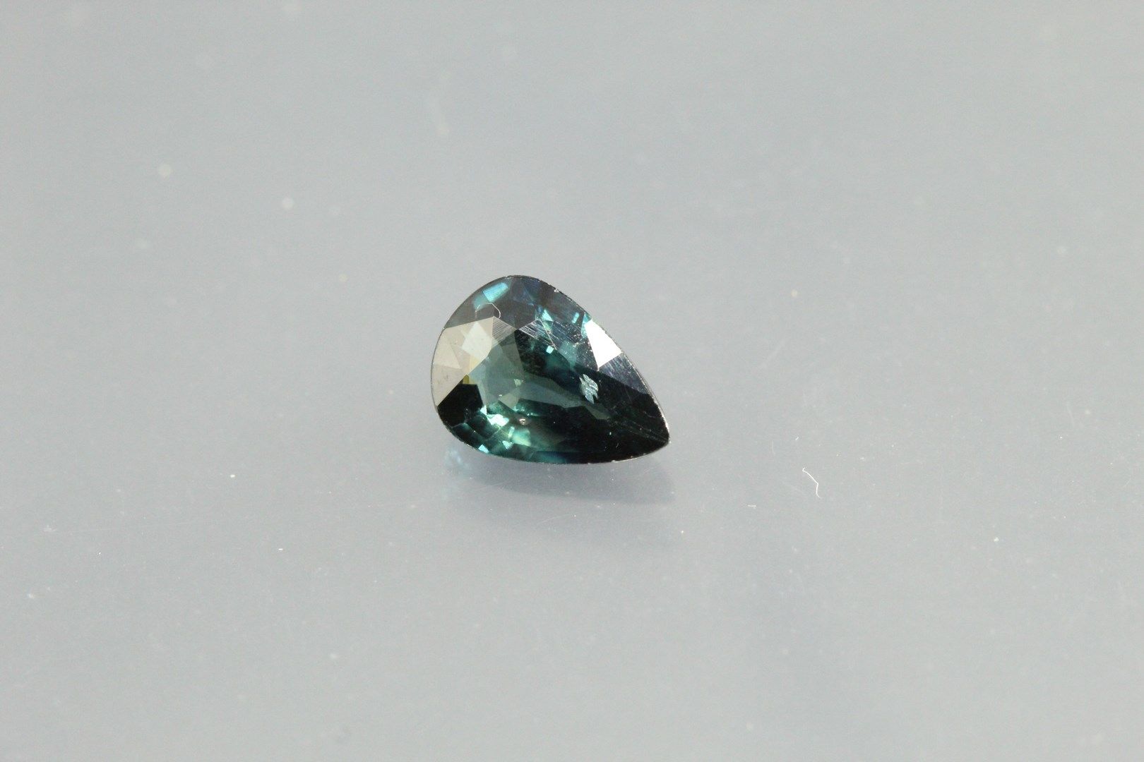 Null Birnenförmiger blauer Saphir auf Papier.

Gewicht: 0, 76 ct.