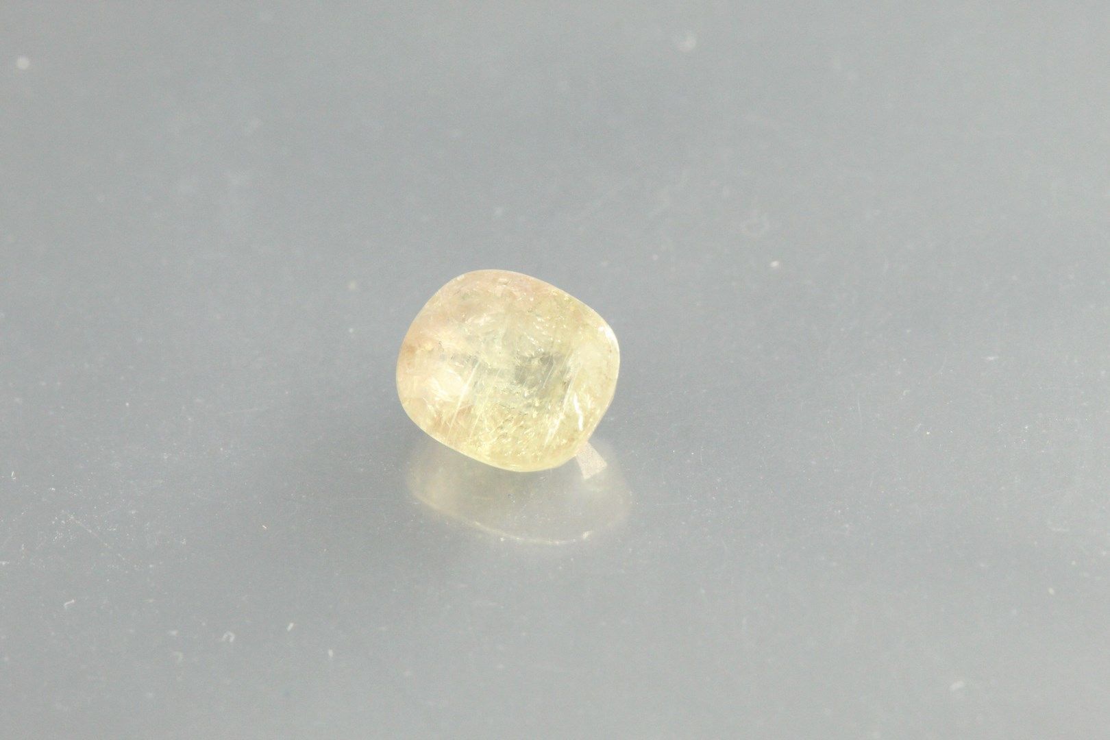 Null Gelber kissenförmiger Saphir auf Papier.

Gewicht: 2, 45 ct.