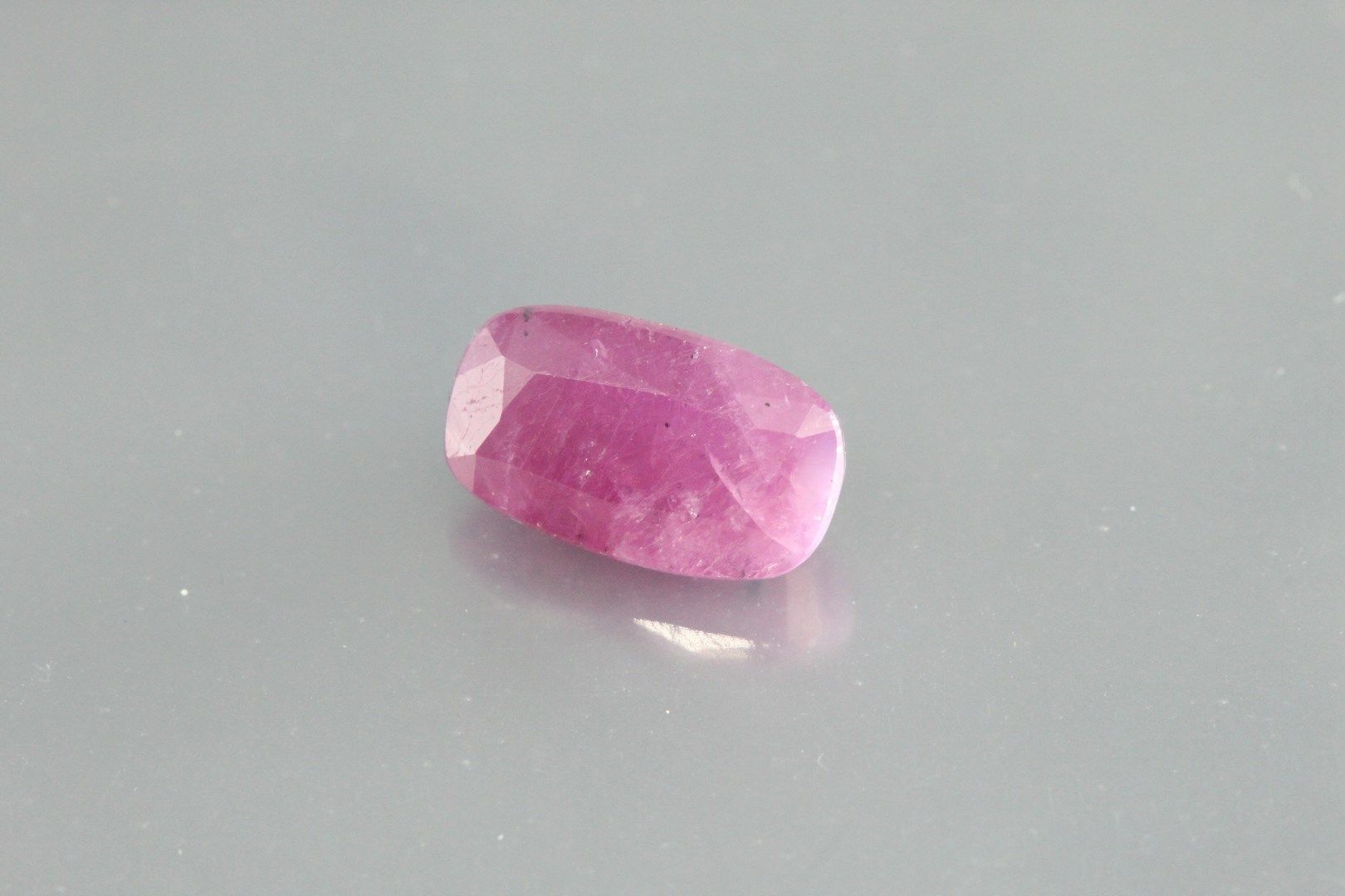 Null Octagon ruby on paper.

Weight : 4, 70 cts.