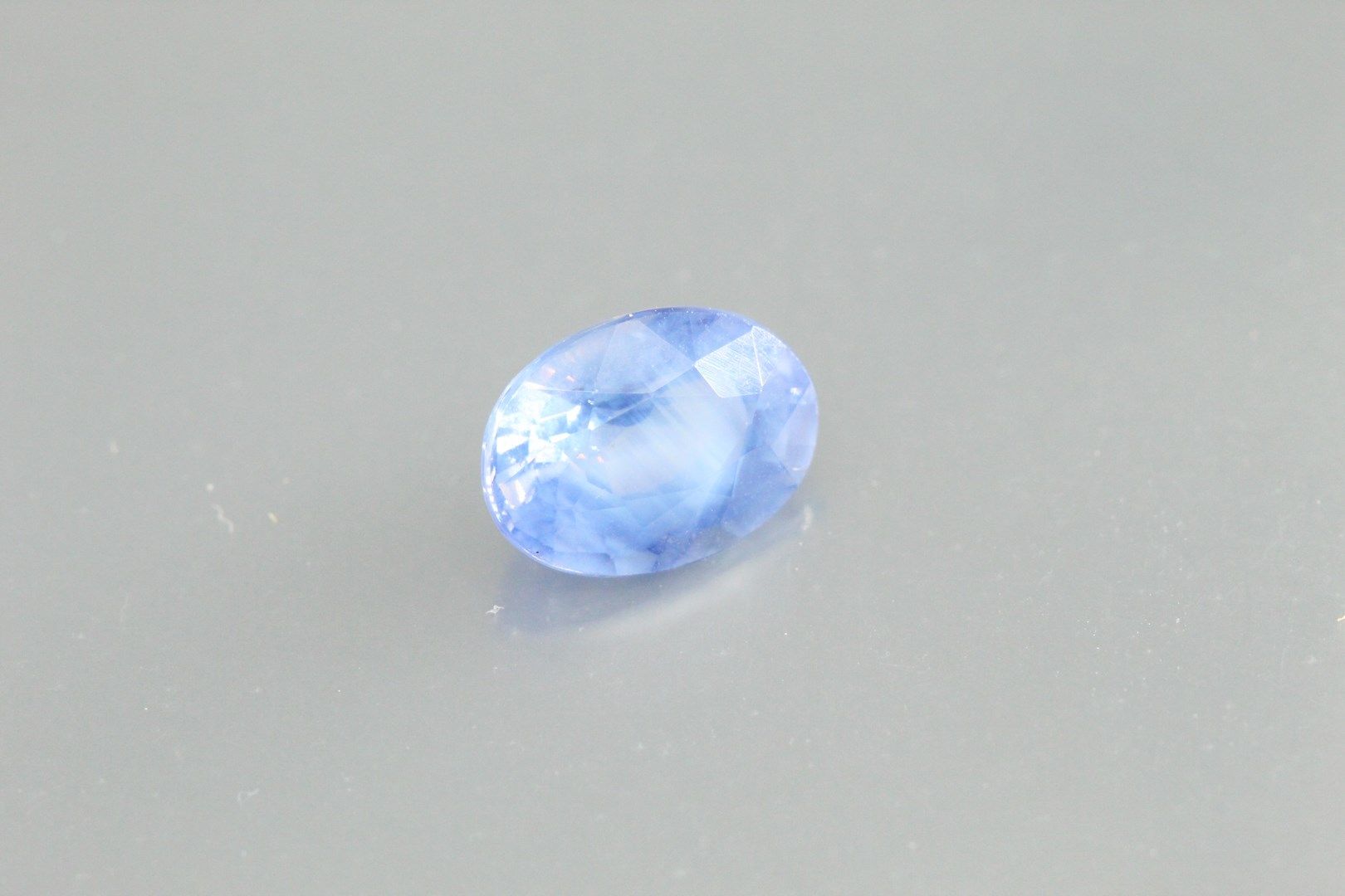 Null Oval blue sapphire on paper.

Weight : 1, 79 cts.