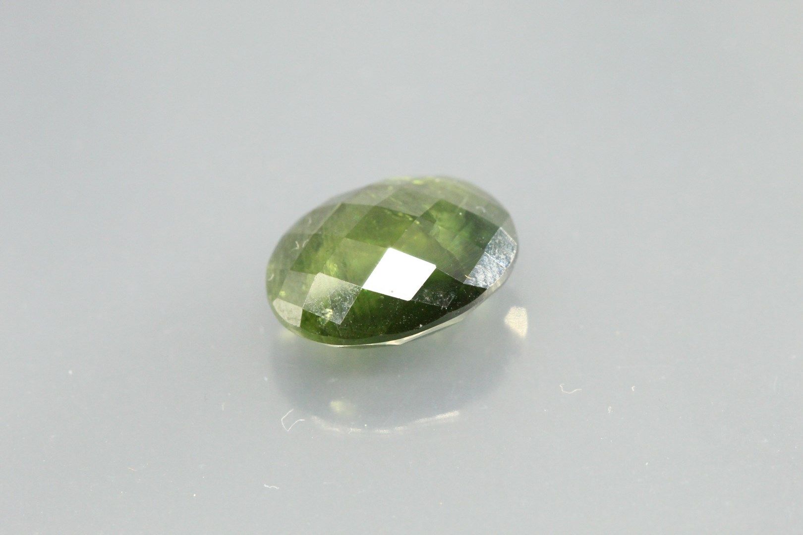 Null Oval faceted green sapphire on paper.

Weight : 3, 70 cts. 

Plan of detach&hellip;