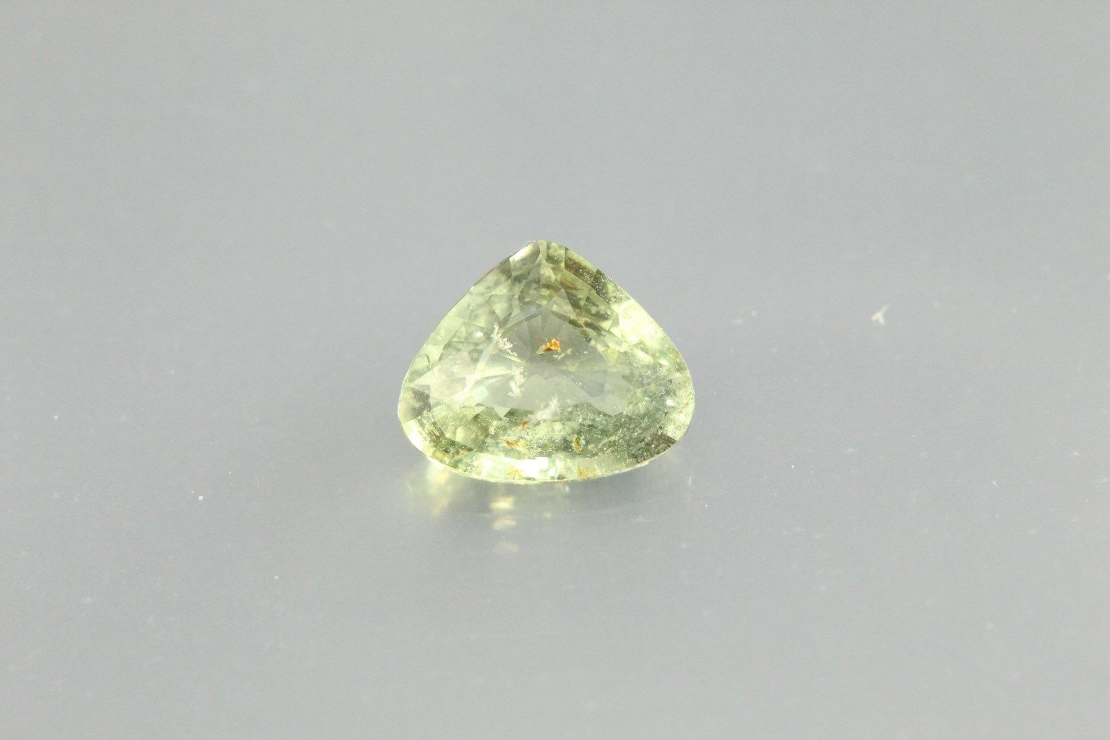 Null Birnenförmiger grüner Saphir auf Papier.

Gewicht: 1, 59 ct.