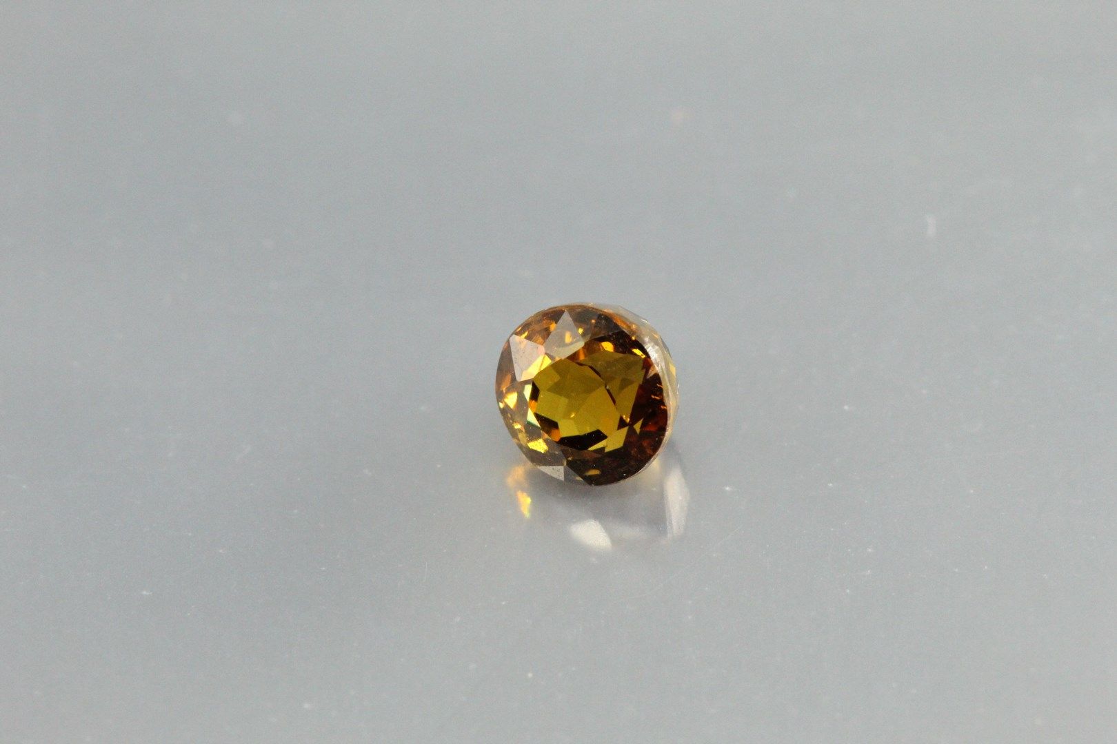 Null Green/yellow round garnet on paper.

Weight : 1, 11 cts.