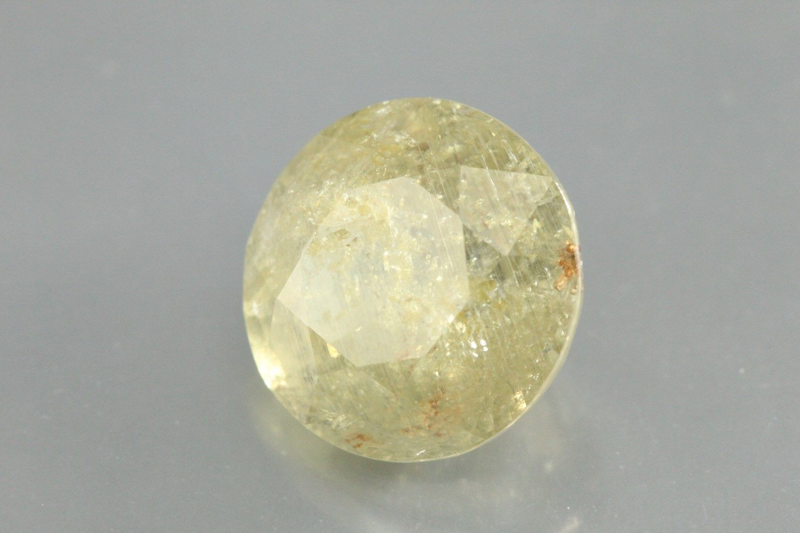 Null Runder grüner Saphir auf Papier.

Gewicht: 14,65 ct. 

Ablösungsflächen und&hellip;