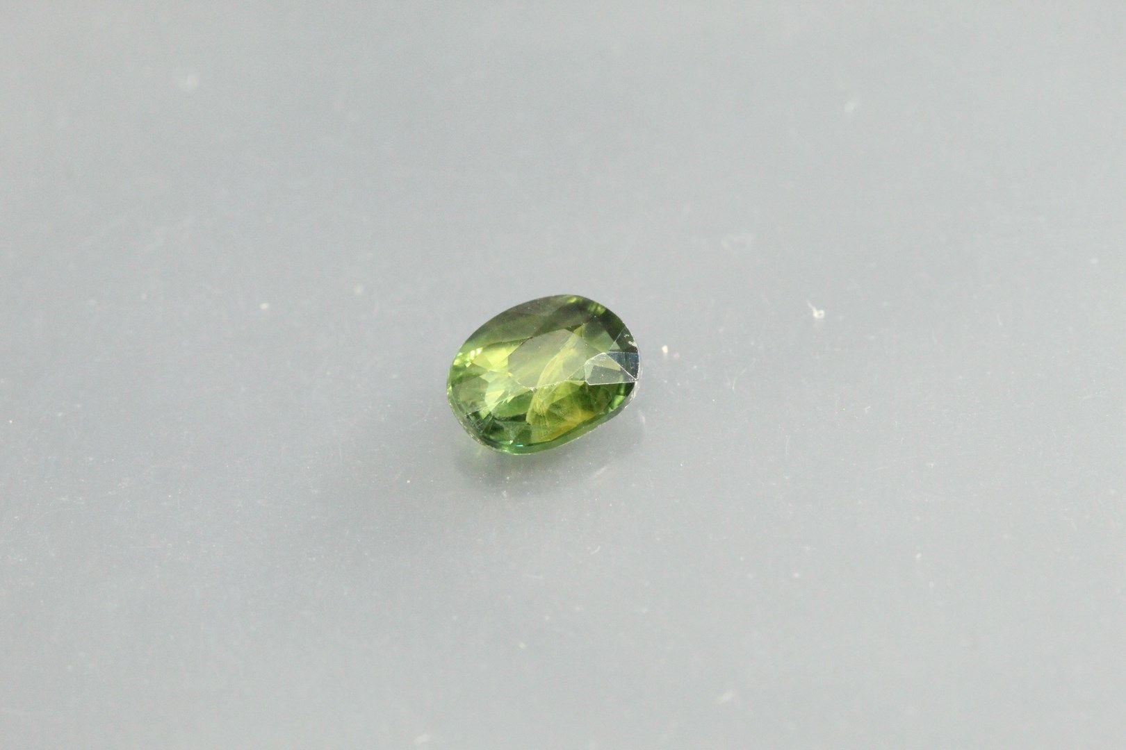 Null Sapphire "bluish green" oval on paper.

Australia.

Weight : 1, 09 cts.