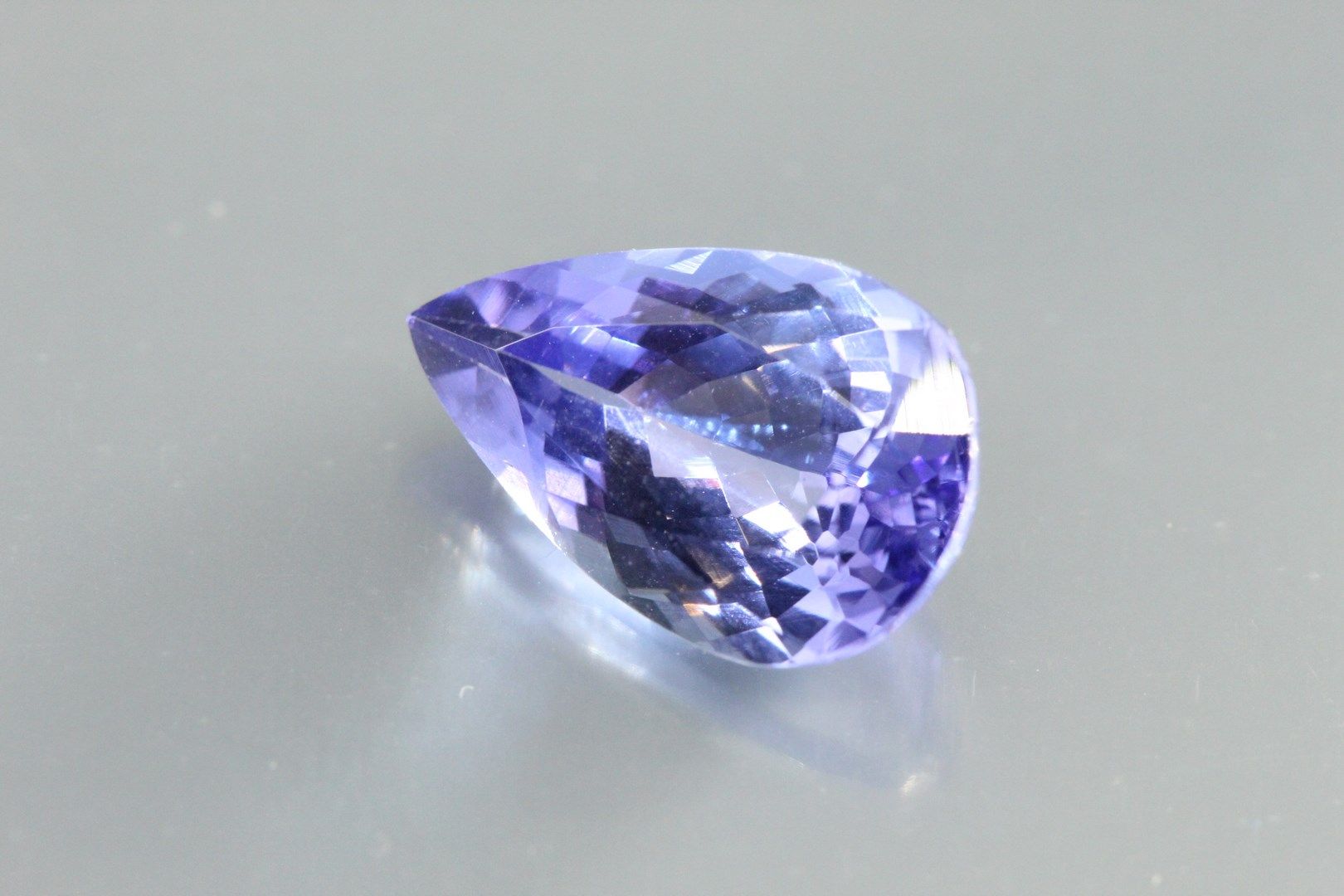 Null Tanzanite "violetish blue" pear on paper.

Accompanied by an AIG certificat&hellip;