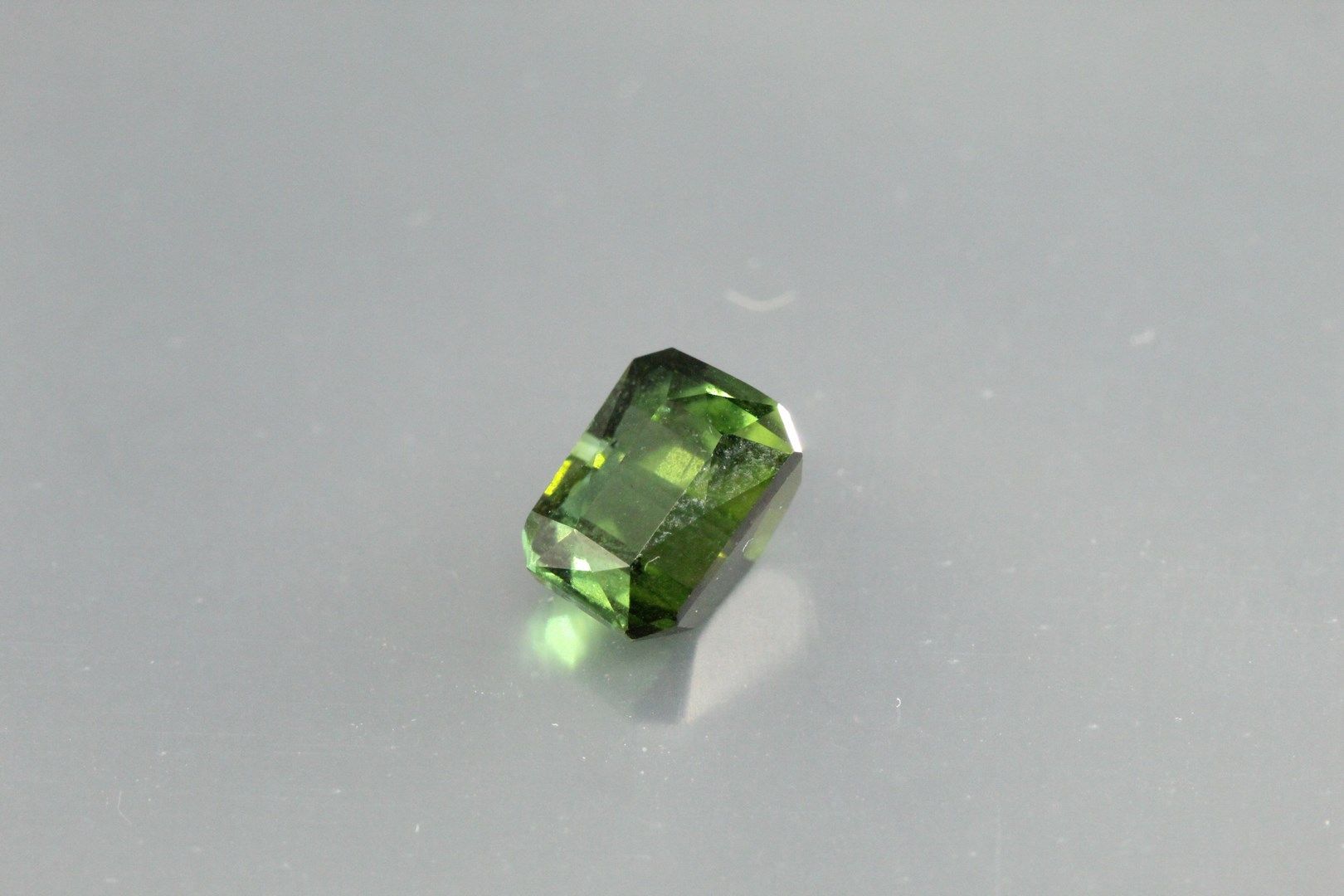 Null Green tourmaline octagon on paper.

Weight : 1, 15 cts.