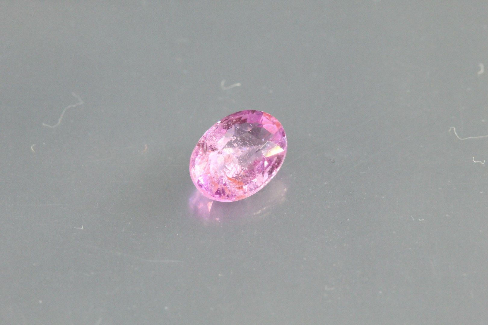 Null Ovaler rosa Saphir auf Papier.

Gewicht: 1, 17 ct. 

Ablösefläche und Kratz&hellip;