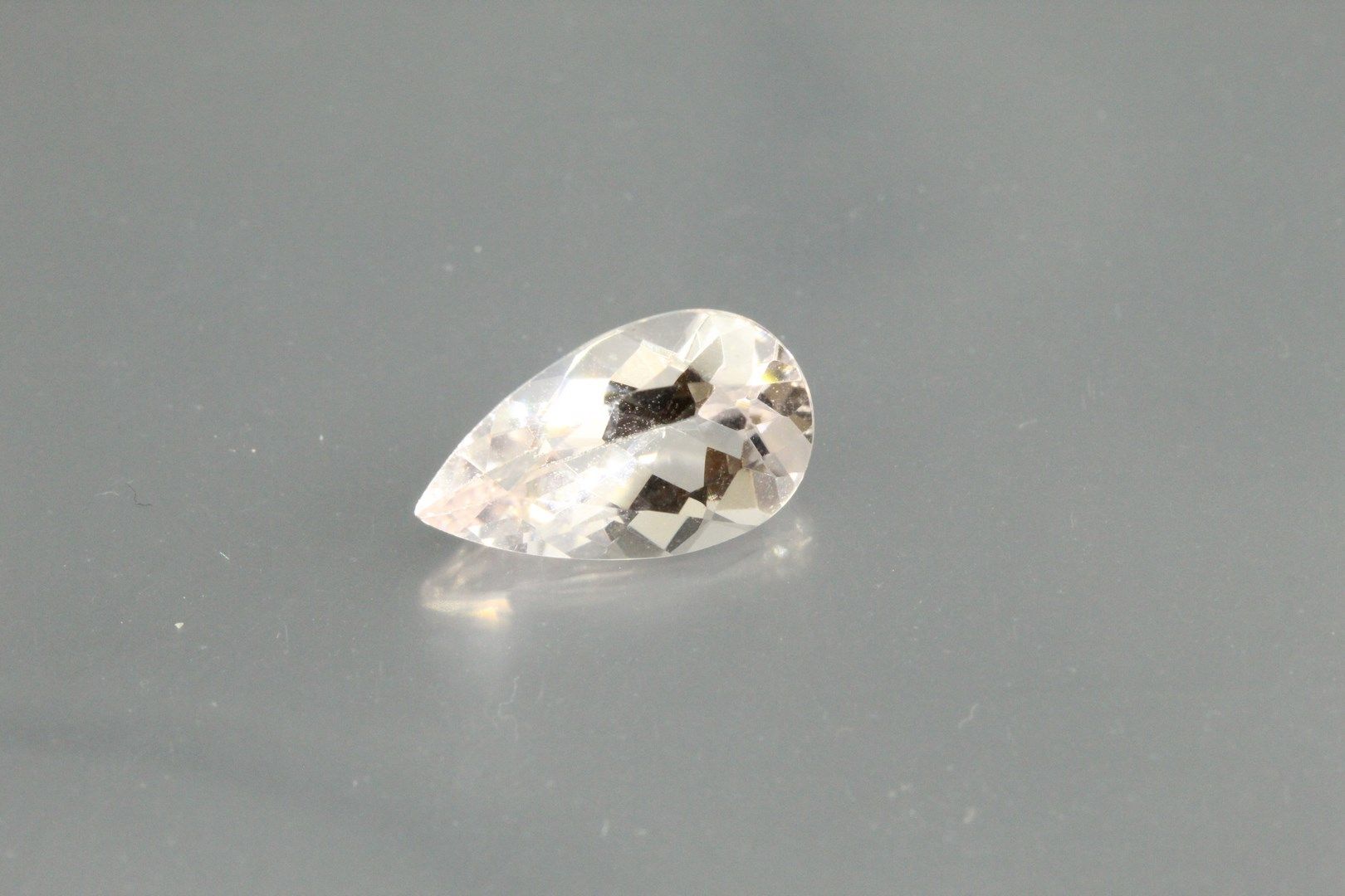 Null Morganite pear on paper.

Weight : 2, 02 cts.