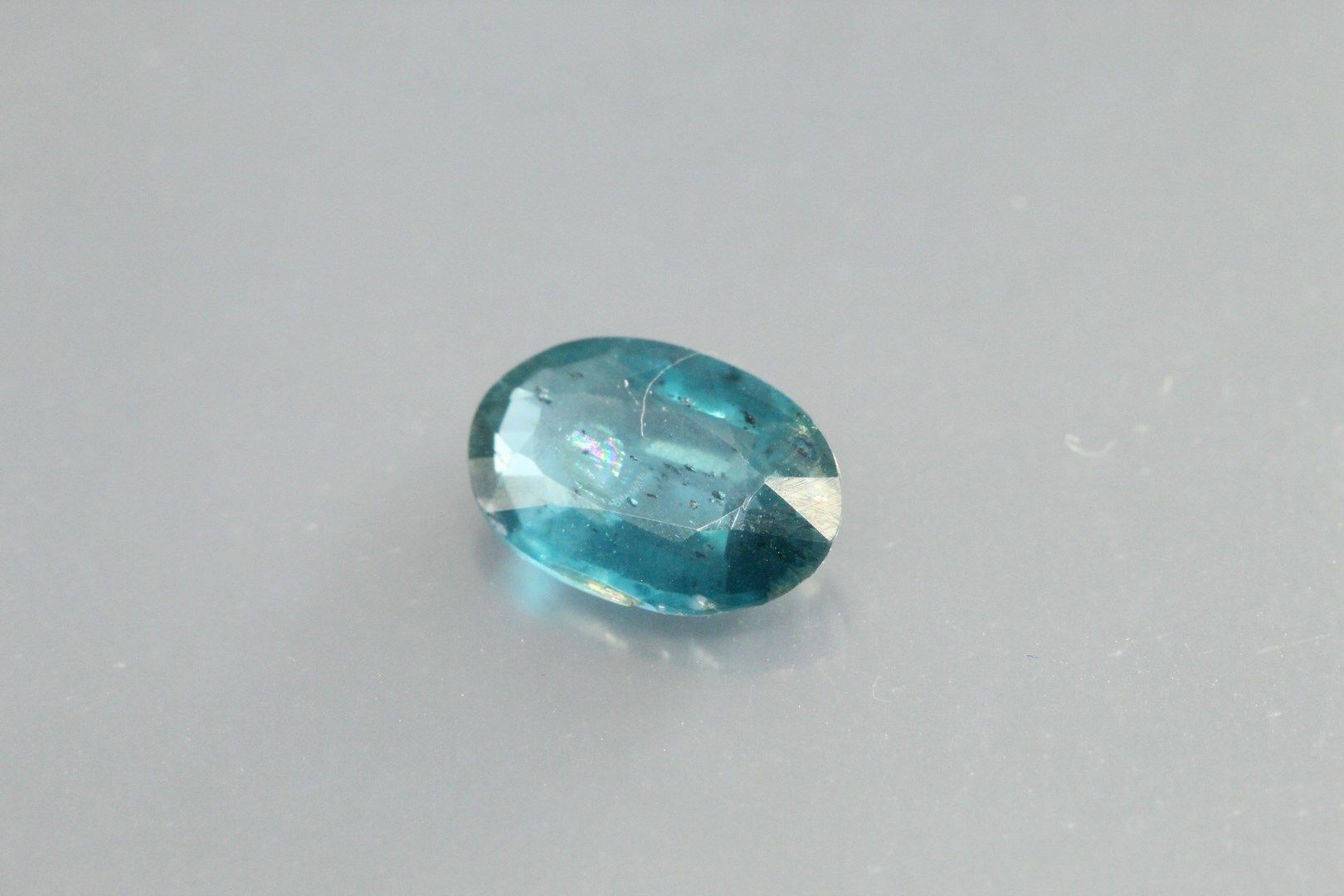 Null Ovaler Cyanit auf Papier.

Gewicht: 1, 65 ct.

Ablösungsplan, Fenster.