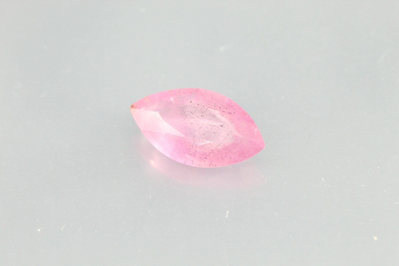 Null 粉红色榄尖形蓝宝石，纸质。

重量 : 2,00 cts.

清晰度和内含物。