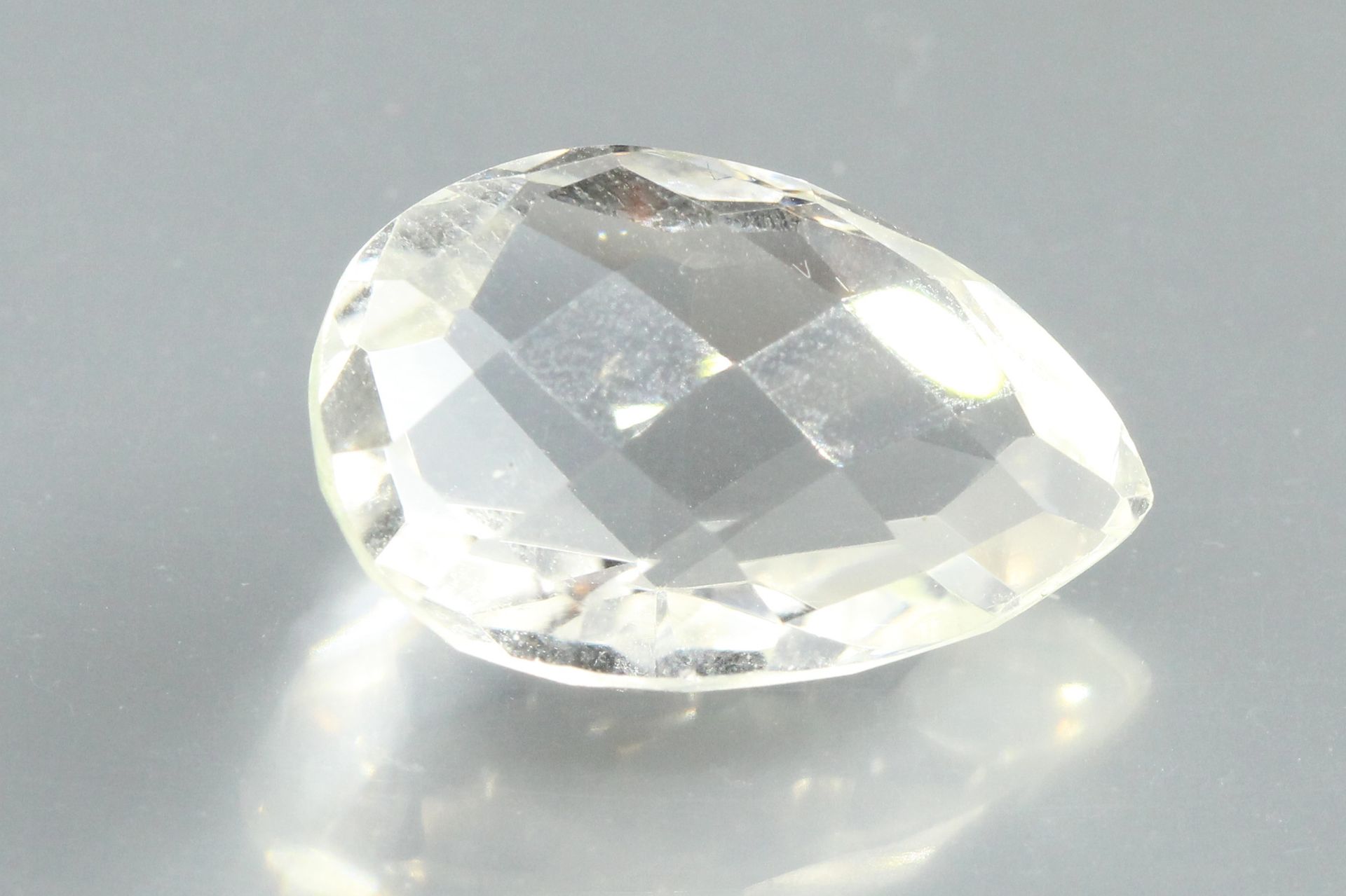Null Faceted pear rock crystal on paper.

Africa.

Weight : 16, 93 cts.