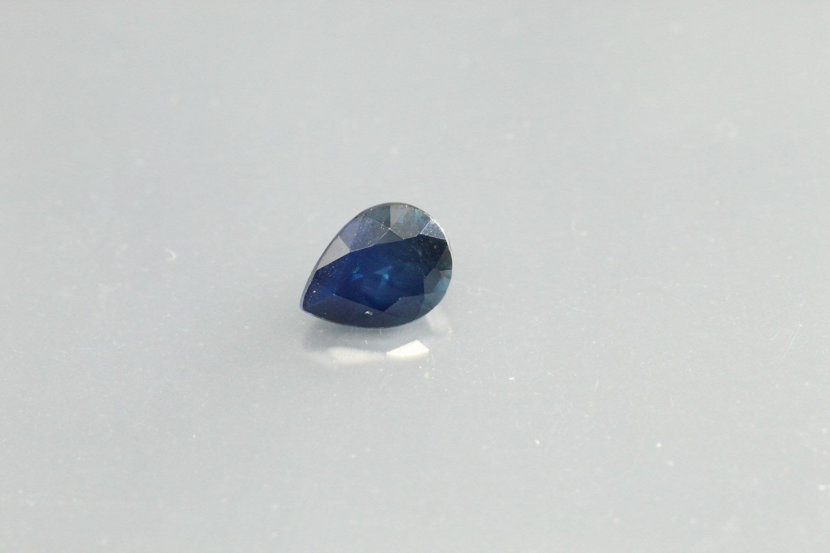 Null Blue pear sapphire on paper.

Heated.

Australia.

Weight : 1, 38 cts.