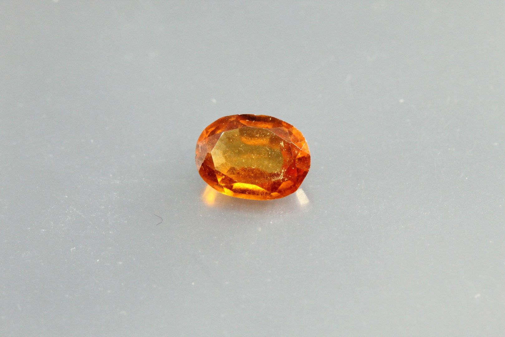 Null 橙色石榴石--纸上的椭圆形赤铁矿。

斯里兰卡。

重量 : 1,84 cts.