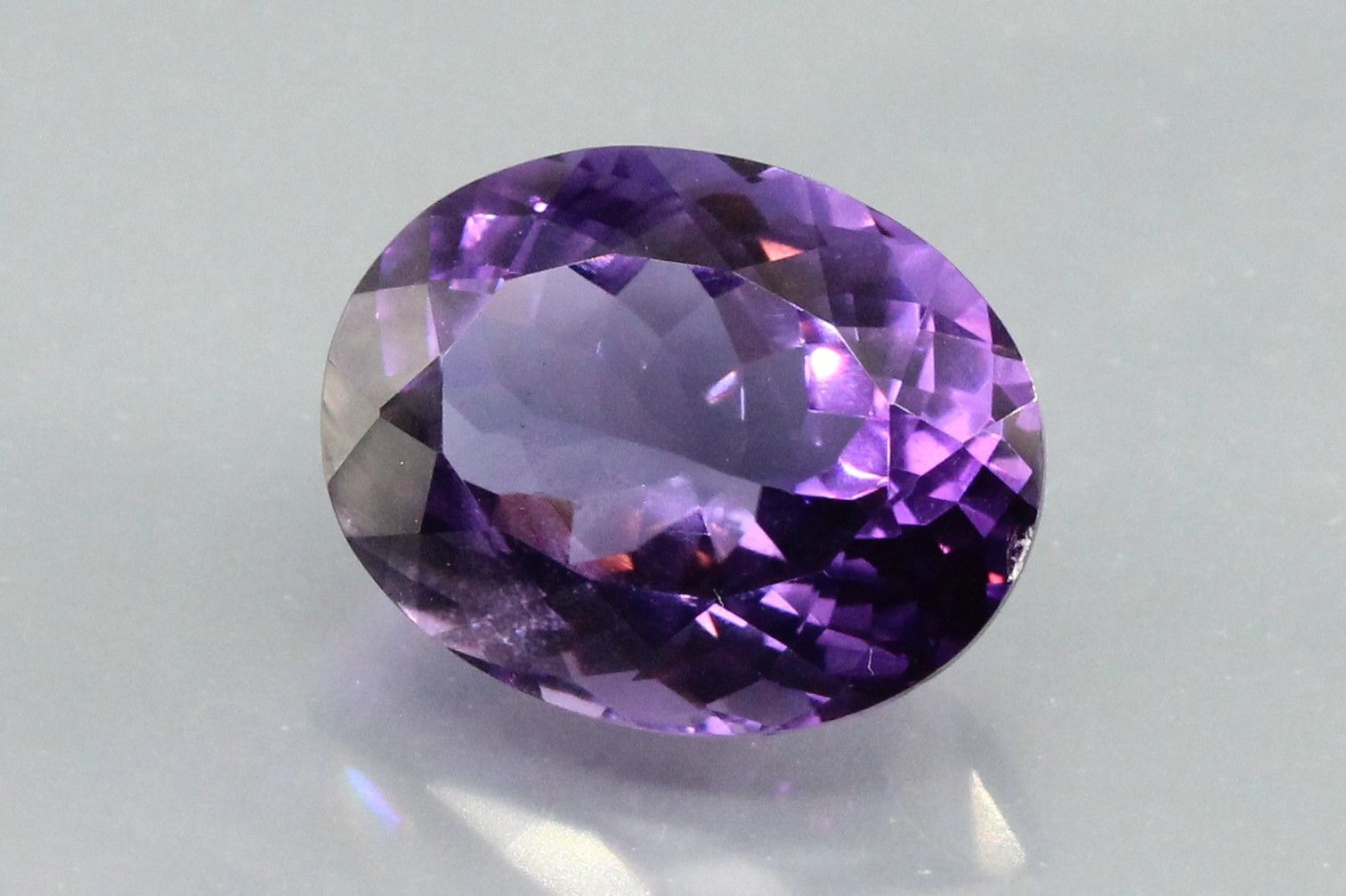 Null 椭圆形紫水晶在纸上。

重量：11.41克拉。