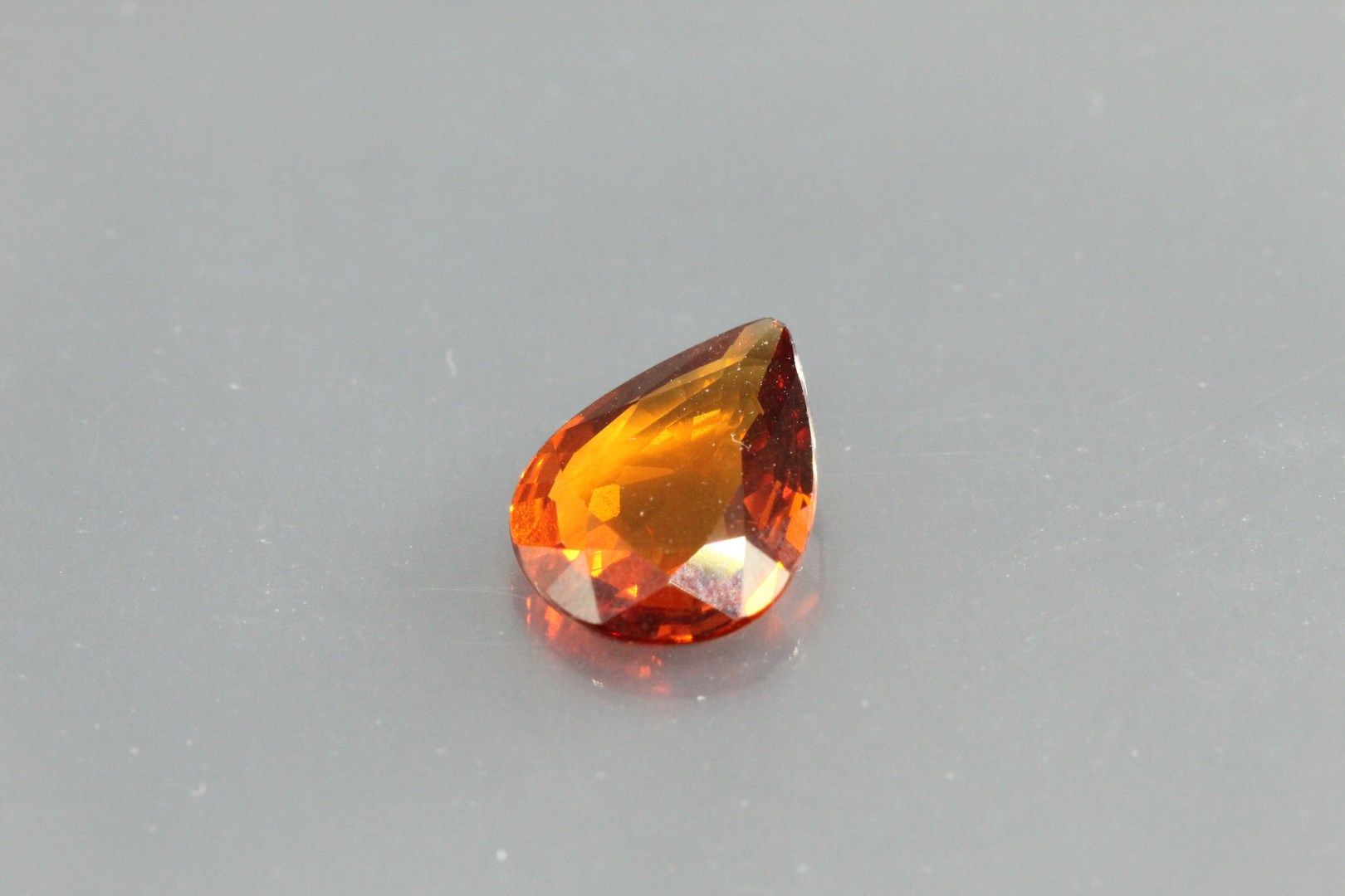 Null 红色/橙色石榴石 - 梨形石在纸上。

纳米比亚。

重量 : 1,52 cts.
