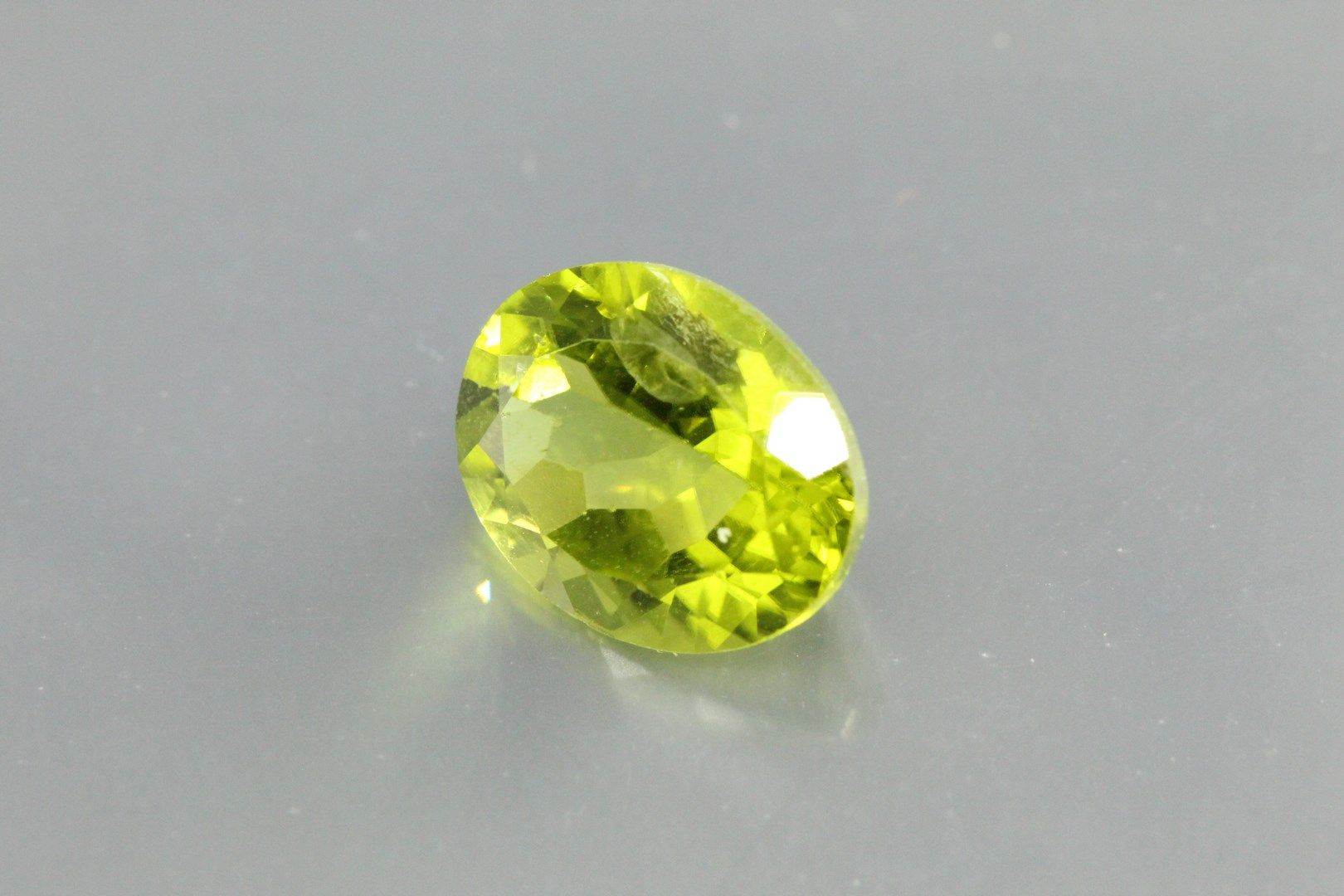 Null Oval peridot on paper.

Weight : 3, 85 cts. 

Plan of detachment.