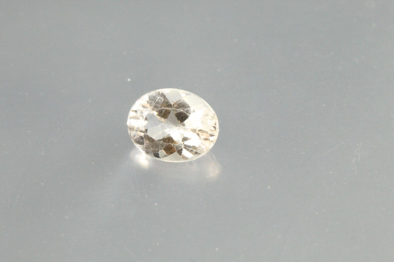 Null Ovaler Morganit auf Papier.

Gewicht: 1, 78 ct.