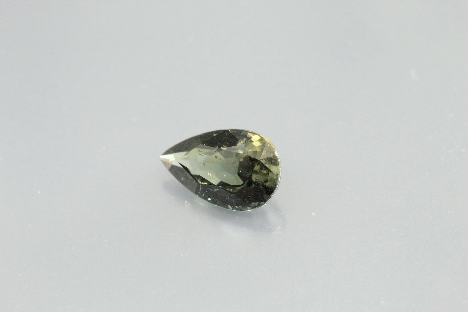 Null Green/yellow/pear blue sapphire on paper.

Unheated. 

Weight : 2, 11 cts. &hellip;