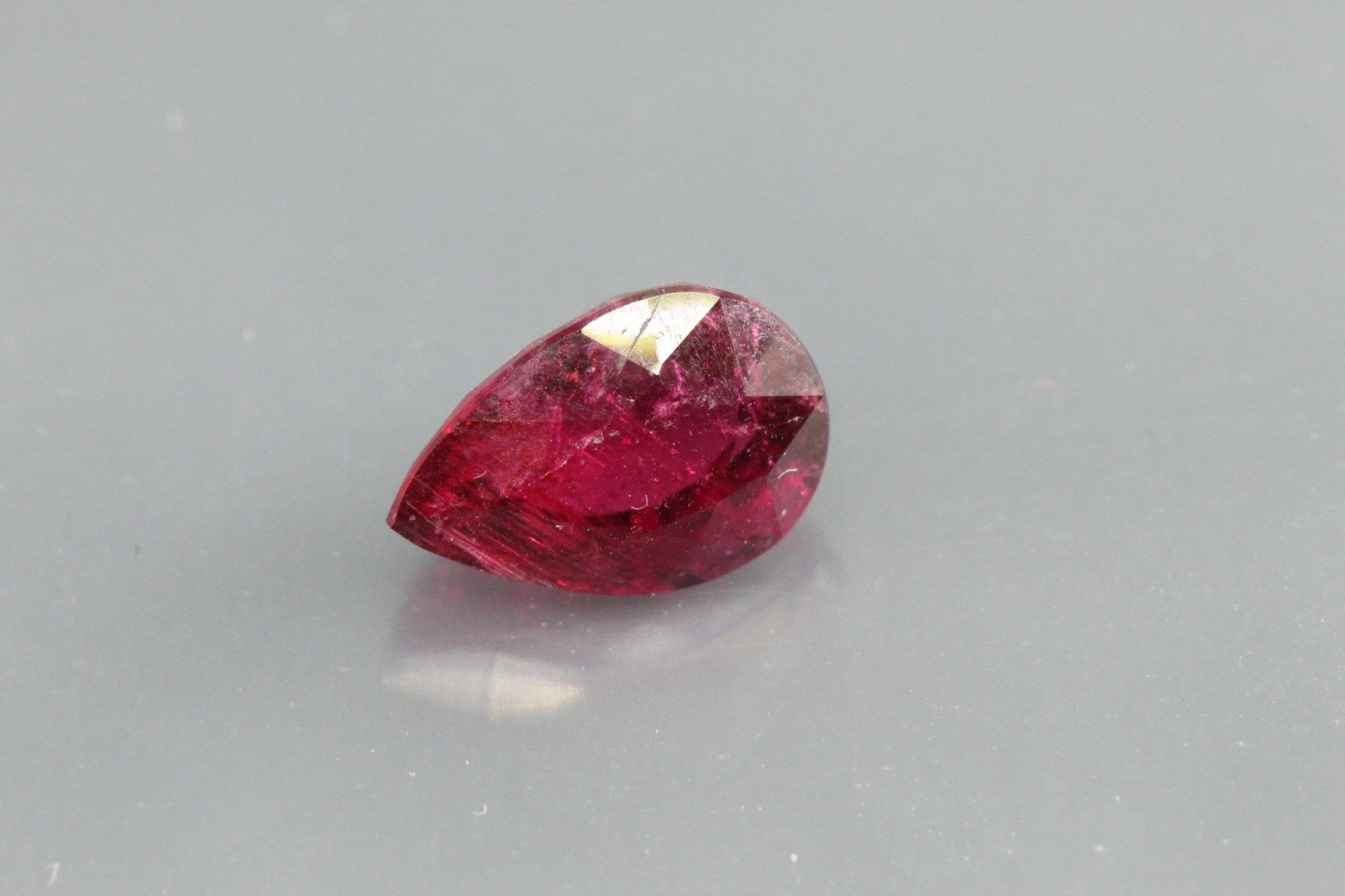 Null Pink tourmaline pear on paper.

Weight : 2, 85 cts. 

Plans of detachment.