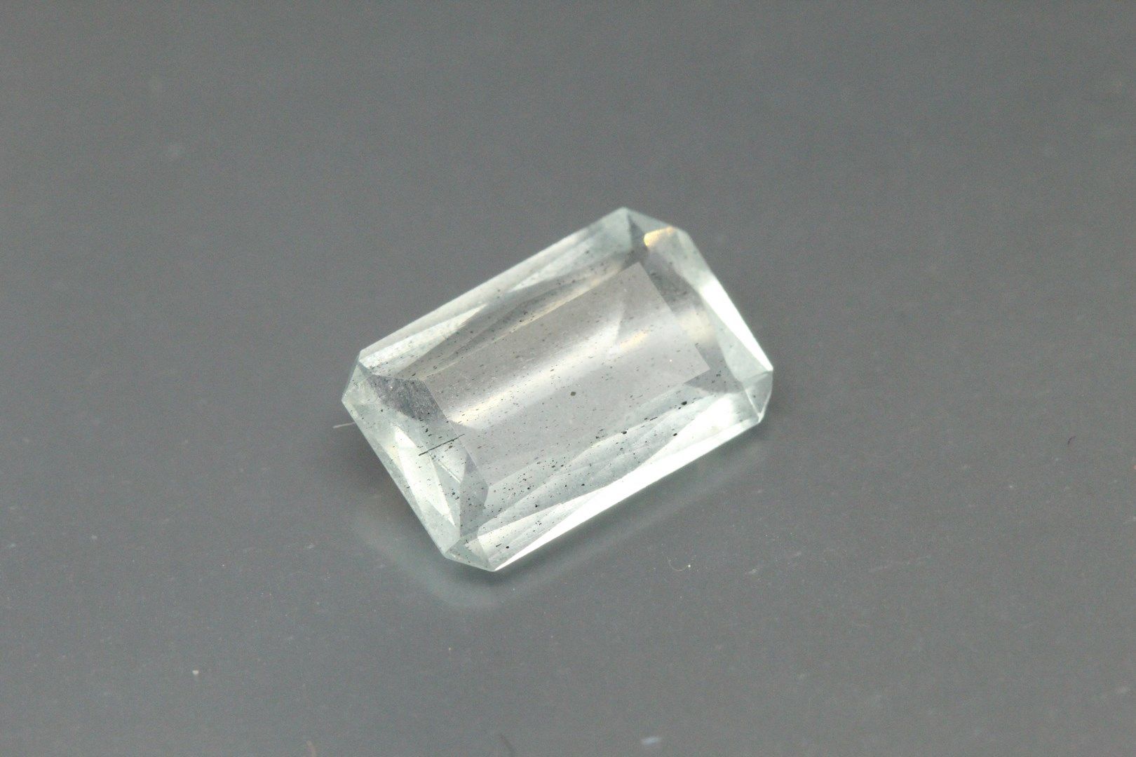 Null Aquamarine rectangle with cut sides on paper.

Weight : 2,01 cts.