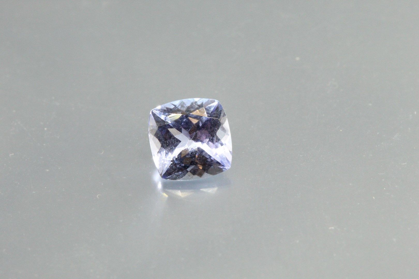 Null Tanzanite radiant on paper.

Weight : 2, 05 cts.