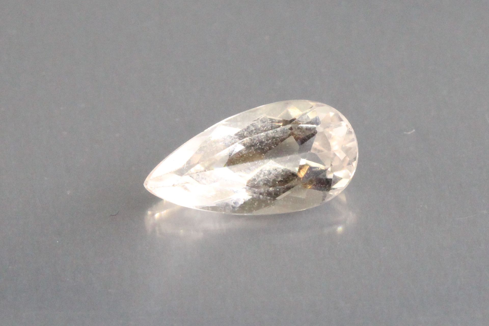 Null Morganite pear on paper. 

Weight : 1, 78 cts.