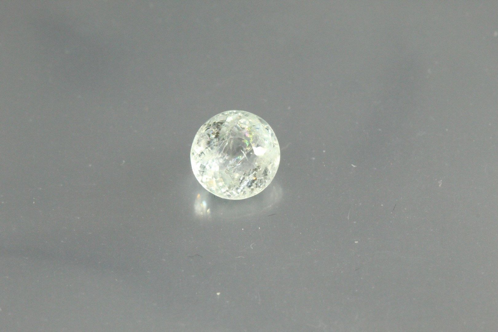 Null Round aquamarine on paper.

Weight : 1, 21 cts.

Plan of detachment.