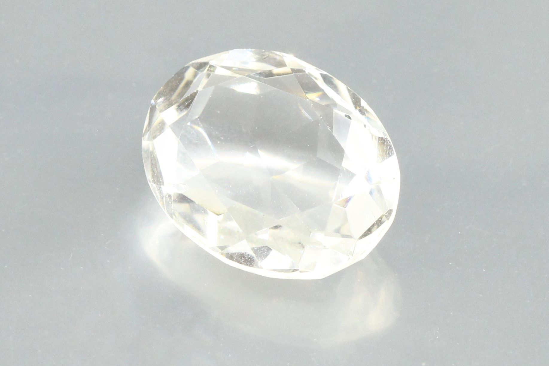 Null Oval rock crystal on paper.

Africa.

Weight : 14, 18 cts.