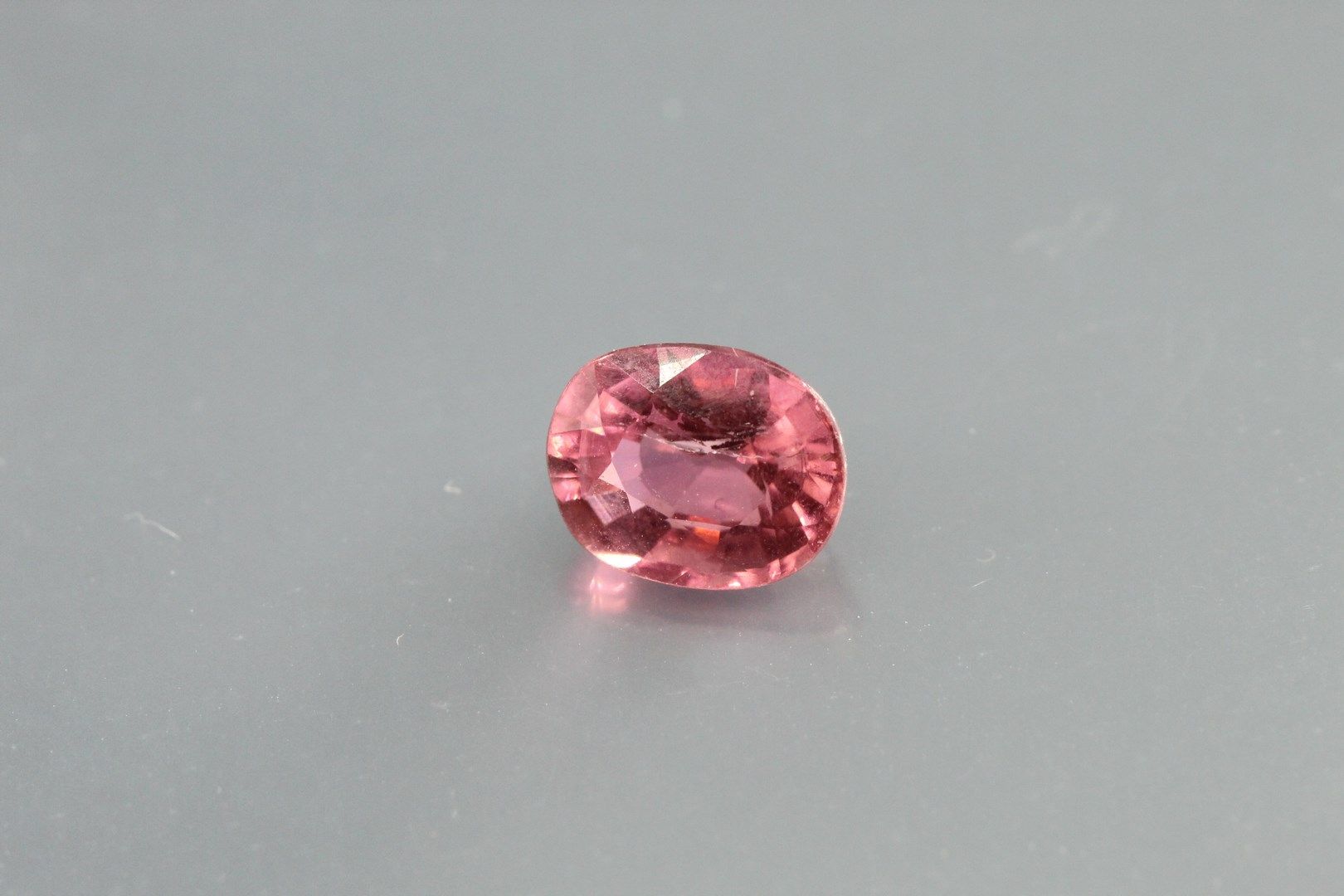 Null Turmalina rosa ovalada sobre papel.

Peso : 1,17 cts.