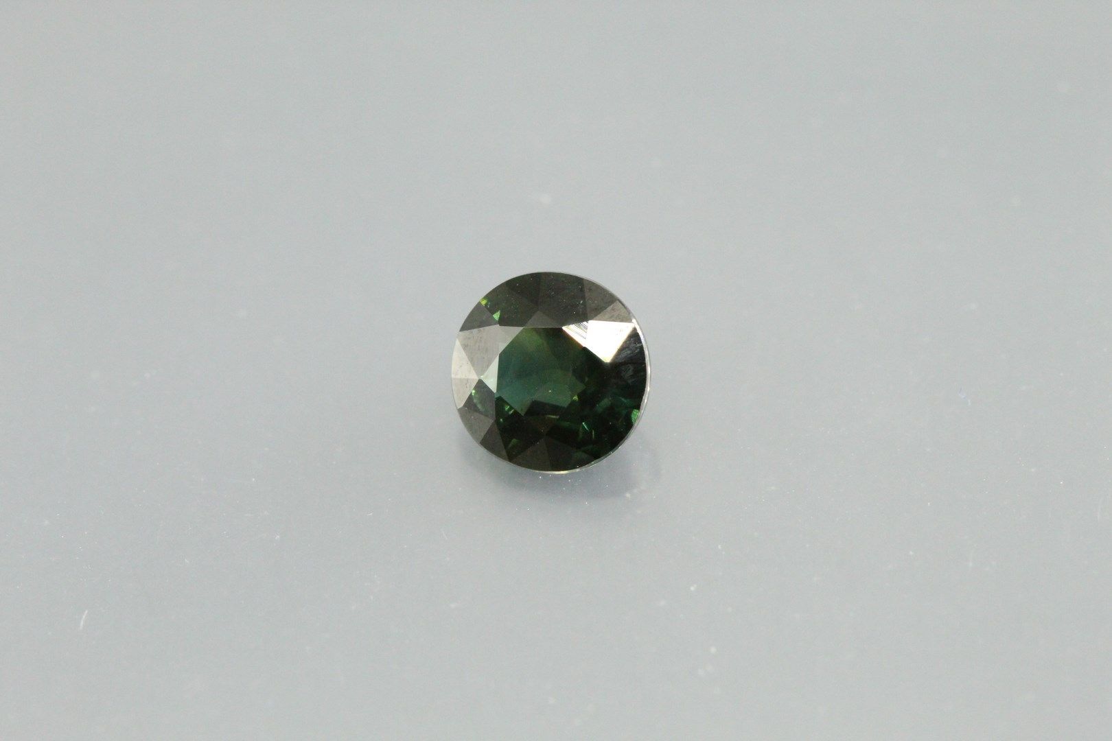 Null Round green sapphire on paper.

Weight : 0,95 ct.